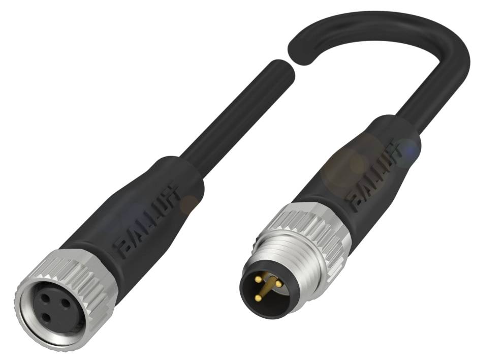 Ein schwarzes M8-Steckverbinder-Kabel mit einem dreipoligen Stecker links und einer dreipoligen Buchse rechts, beide mit metallischem Gewinde.
