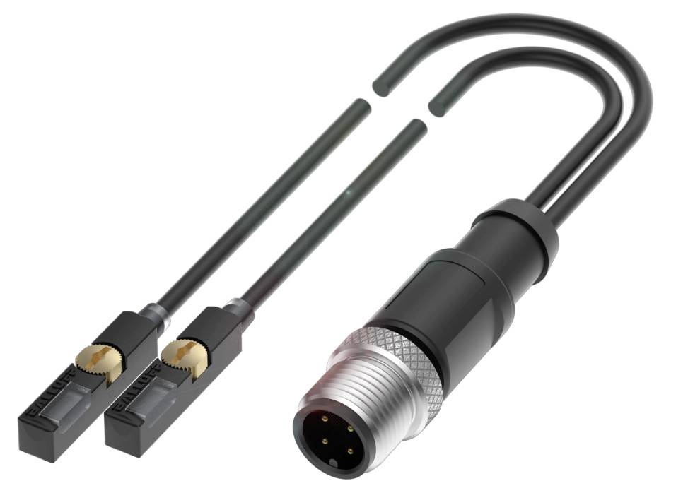 Zwei RJ45-Stecker und ein runder Steckverbinder mit mehreren Pins an schwarzen Kabeln auf weißem Hintergrund, dargestellt in Nahaufnahme.