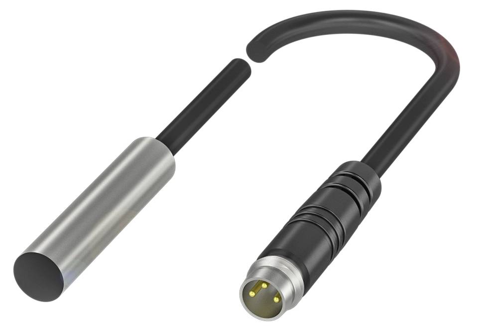 Ein nährungsinitiator mit zylindrischem Sensor und rundem Steckverbinderkabel, isoliert auf weißem Hintergrund.