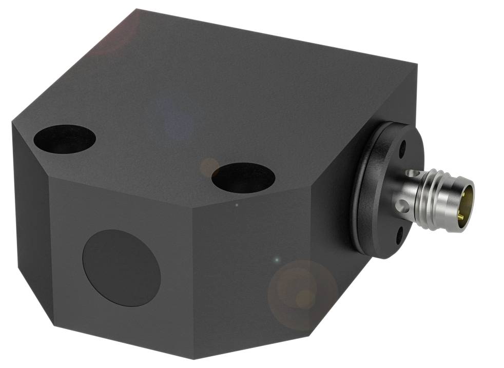 Schwarzer, sechseckiger Metallblock mit vier Bohrungen, einer Steckverbindung und einer vertieften Fläche an der Seite.