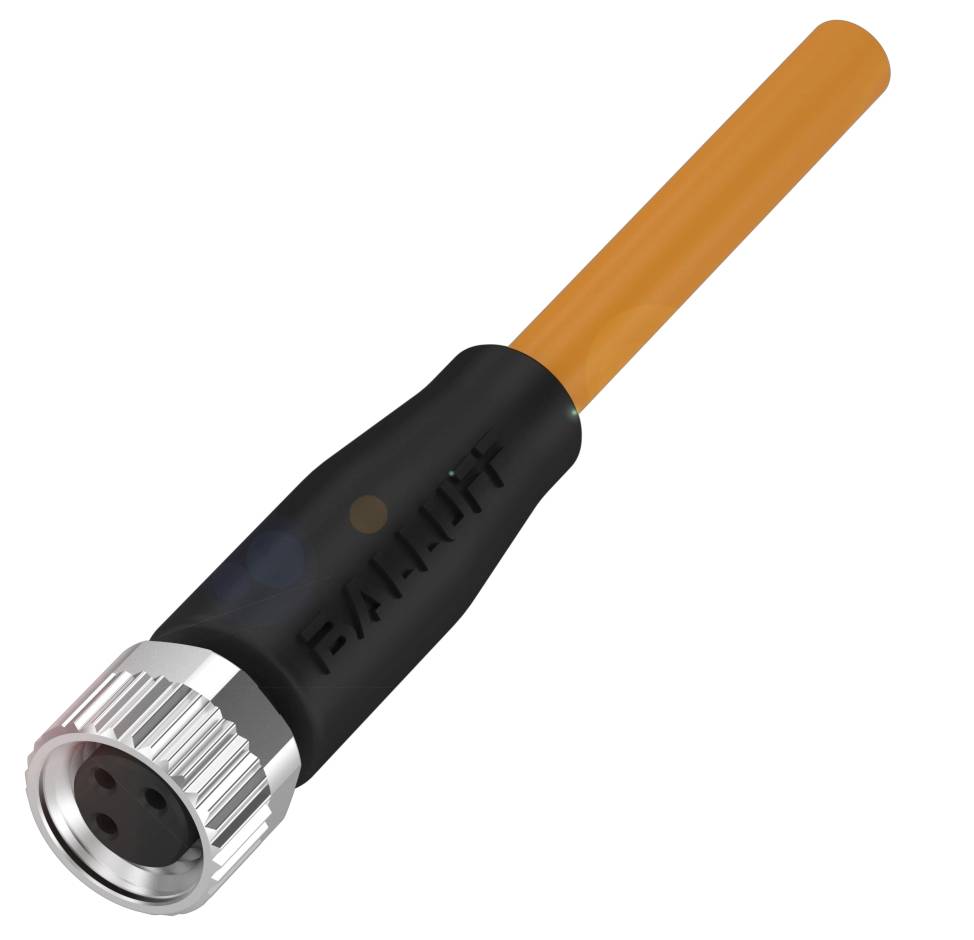 Schwarzes und orangefarbenes elektrisches Kabel mit Metallstecker. Geeignet für industrielle Verbindungen und Anwendungen.