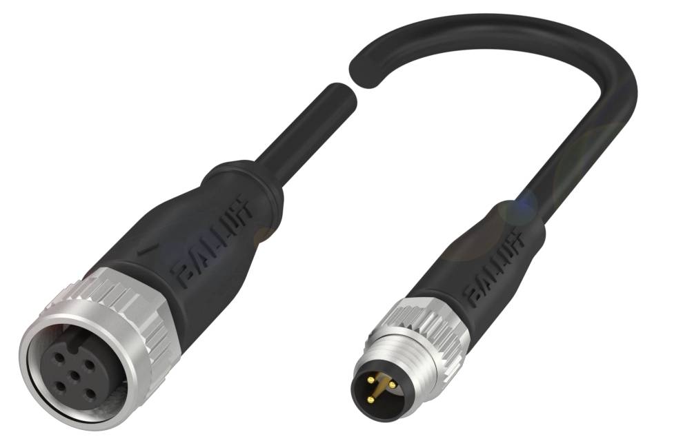 Eine schwarze M12-Steckverbindung mit Metallgewinde. Links eine Buchse mit vier Löchern, rechts ein Stecker mit vier Pins.