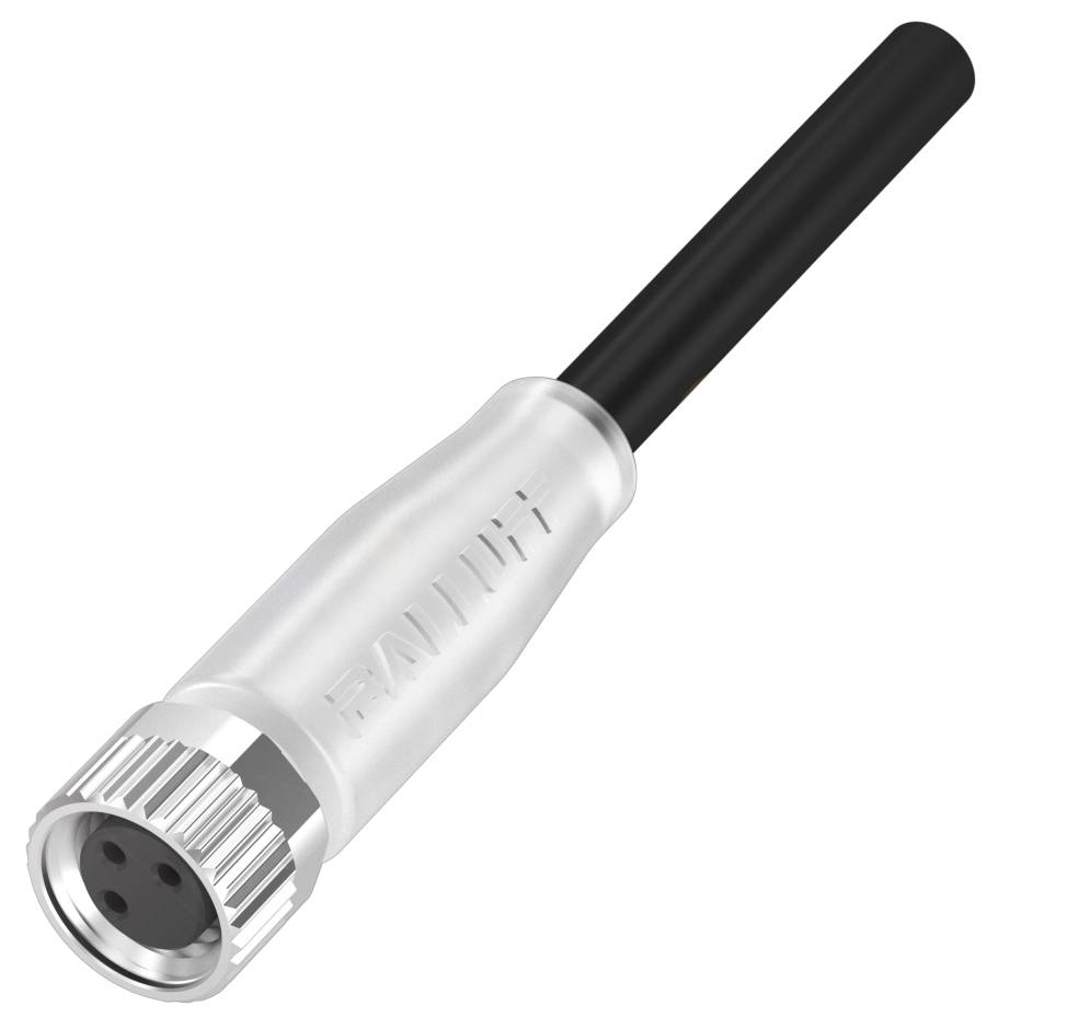 Ein silberner, zylindrischer Stecker mit einem schwarzen Kabelende, drei Steckplätzen und geriffeltem Rand zur Befestigung.