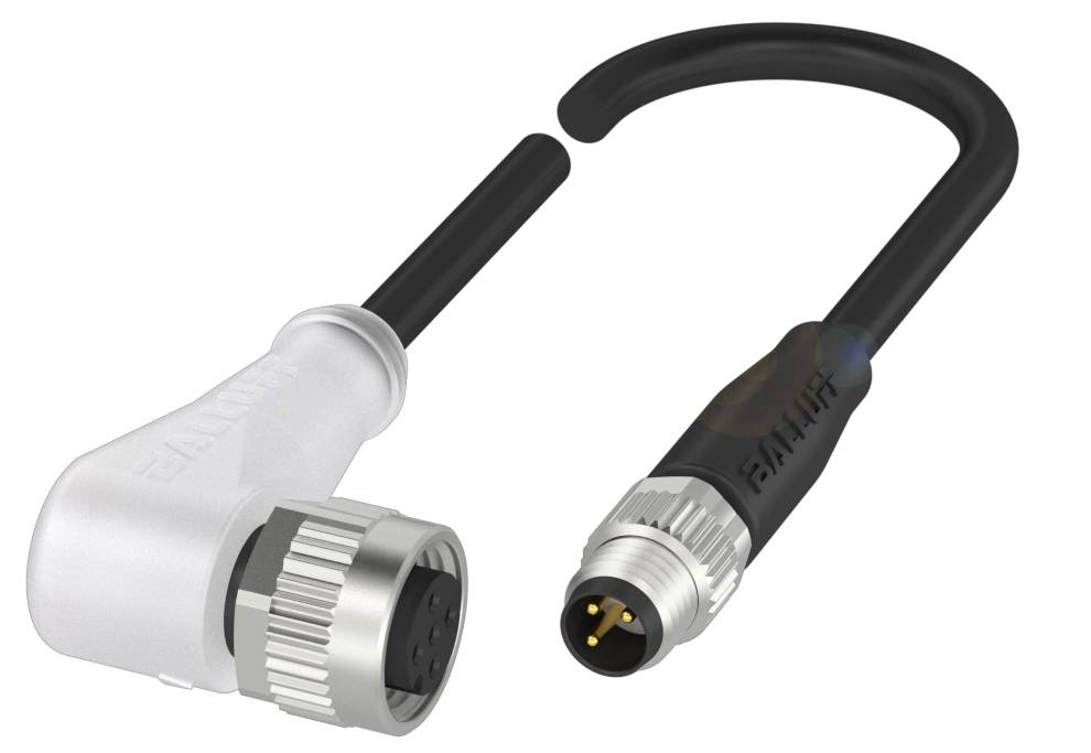 Ein abgewinkelter und ein gerader M12-Steckverbinder mit schwarzem Kabel. Der abgewinkelte Stecker ist auf der linken Seite.