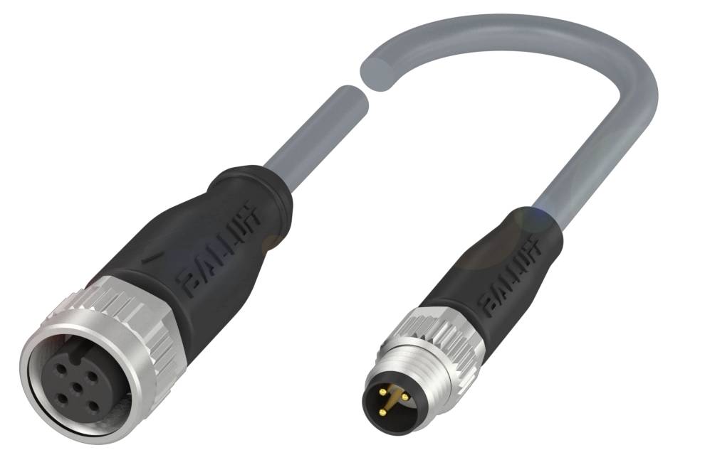 Ein schwarzer und grauer Stecker mit Metallanschlüssen wird von einem grauen Kabel gehalten.