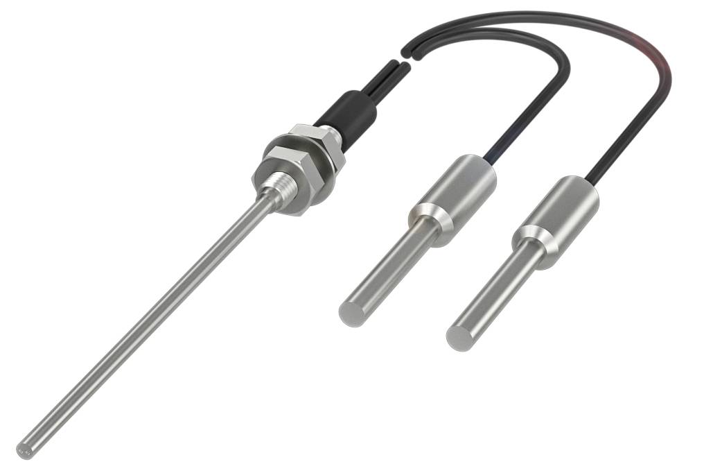 Zwei Temperaturfühler aus Metall mit schwarzen Kabeln, einmal mit und einmal ohne Gewindeanschluss.
