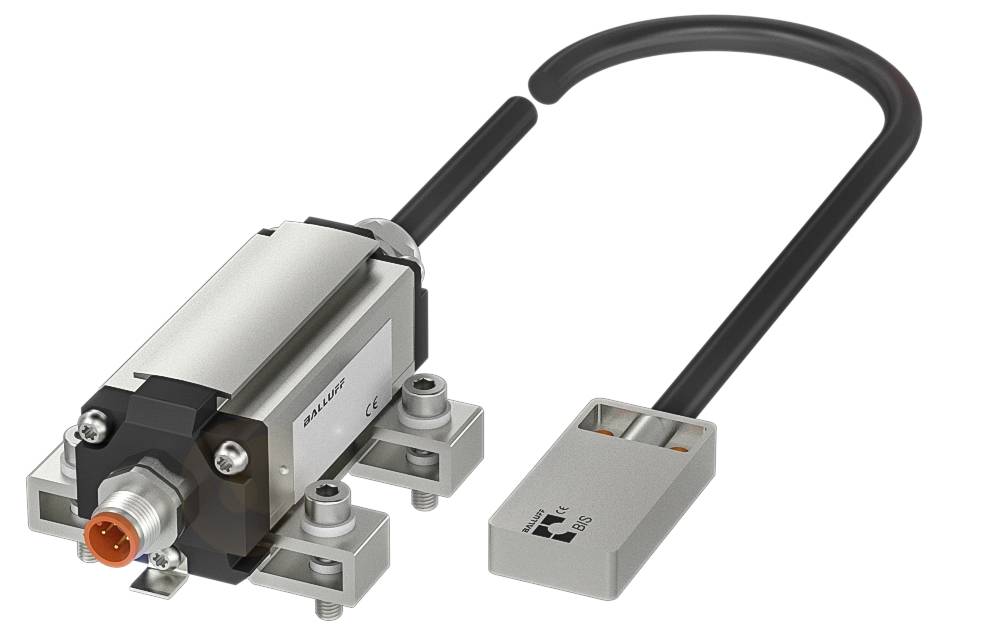 Ein industrieller Positionssensor mit einem Kabel verbindet Sensor und Steckverbinder. Das Gehäuse ist metallisch und robust.