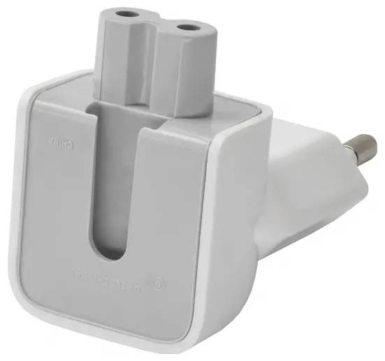 Ein weiß-grauer Steckdosenadapter mit zwei Steckeröffnungen, geeignet für elektrische Geräte in verschiedenen Ländern.