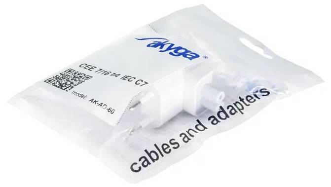 Ein weißer Steckeradapter in einer durchsichtigen Verpackung von 