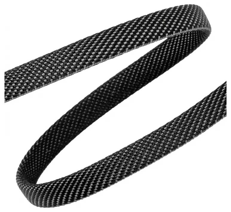 Ein schwarzes Kohlefaserband in schlaufiger Form vor weißem Hintergrund.