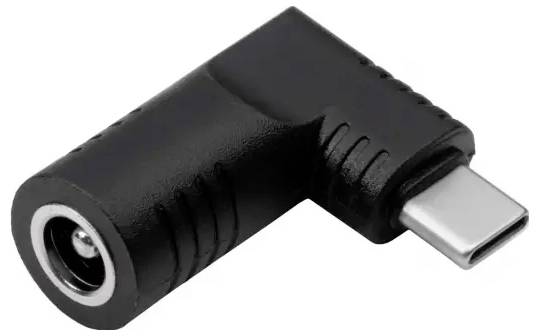 Ein schwarzer, rechtwinkliger Adapter von USB-C auf Stromanschluss.