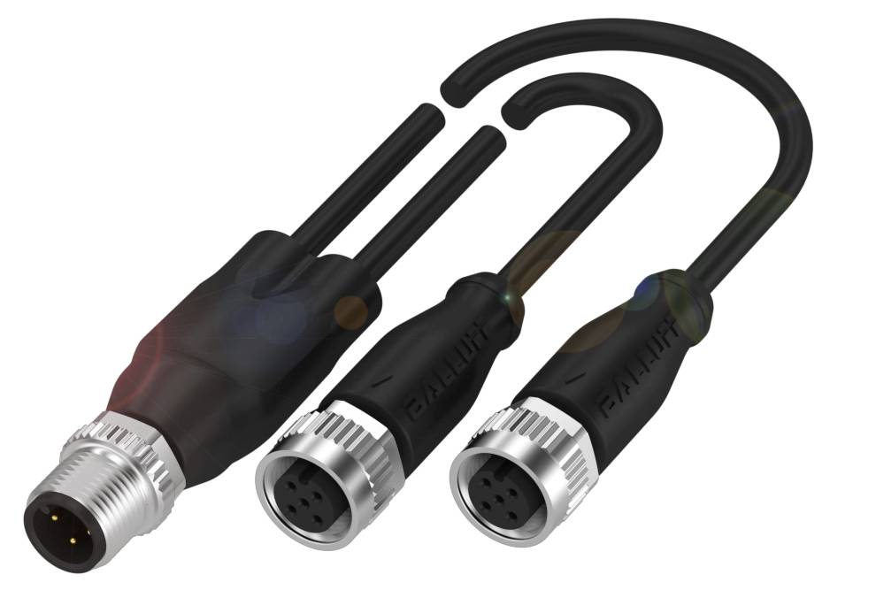 Zwei schwarze, gewinkelte Kabel mit Metallsteckern nebeneinander auf weißem Hintergrund.