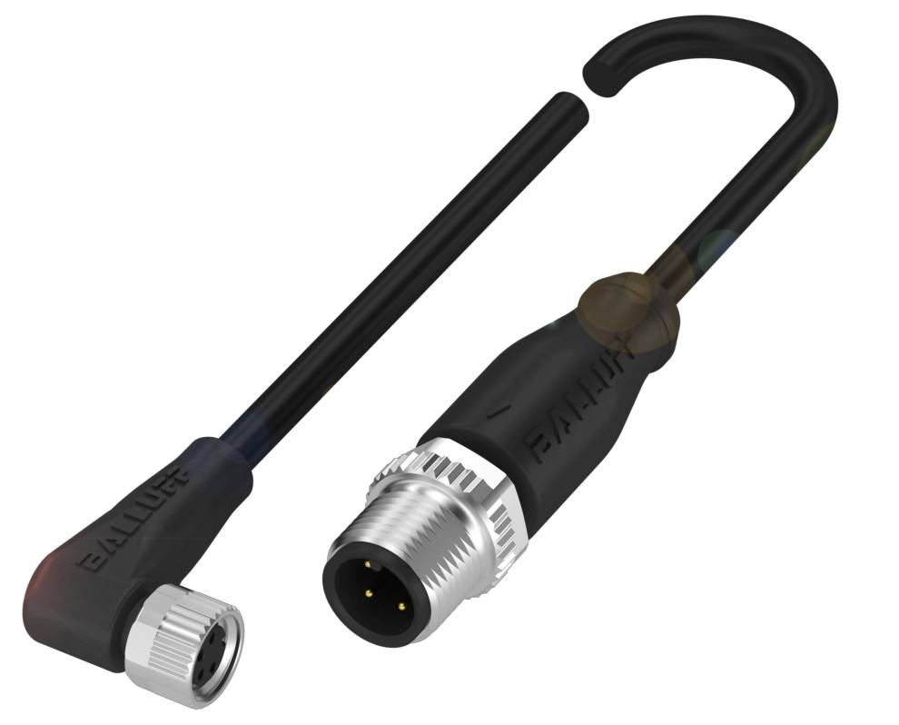 M12-Verbindungskabel mit gewinkeltem Stecker und Buchse, geeignet für industrielle Anwendungen. Schwarzes Kabel mit silbernen Metallanschlüssen.