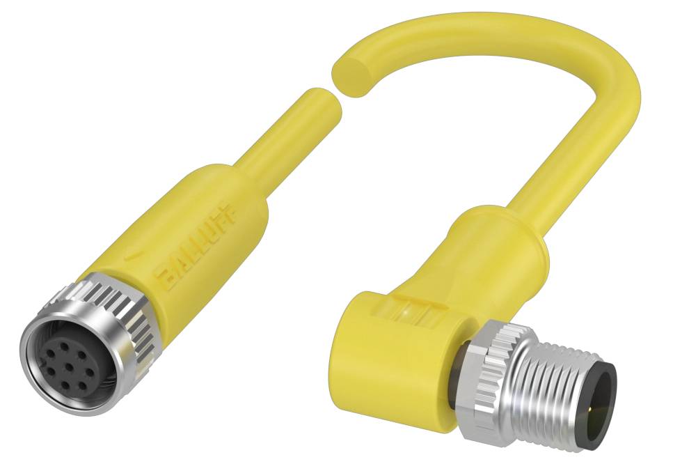 'Balluff'-Induktivsensor, gelbes Gehäuse, mit zwei Steckerenden. Eines mit runden Metallverbindungen, das andere mit abgewinkeltem Metallstecker.