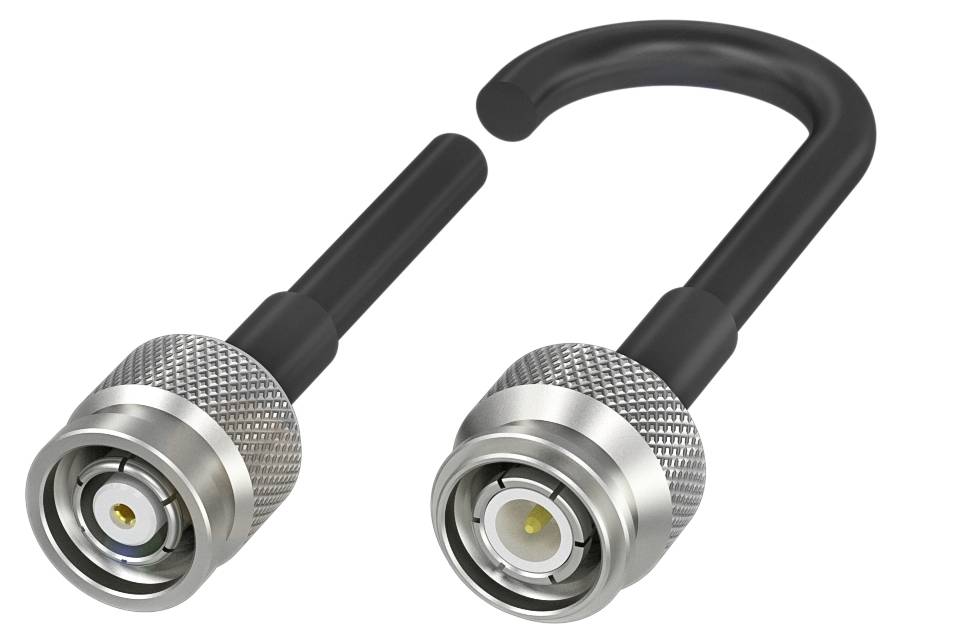 Zwei Koaxialstecker, einer angeschlossen und einer getrennt, illustrieren einen geschlossenen und offenen elektrischen Schaltkreis.