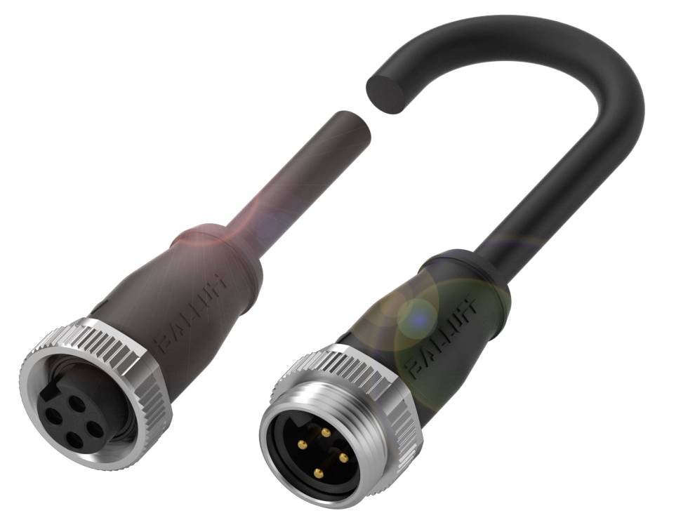 Zwei Industriestecker, einer mit offenem Anschluss, der andere mit eingestecktem Kabel, auf weißem Hintergrund dargestellt.