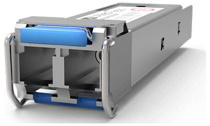 Ein grauer rechteckiger optischer Transceiver-Modul mit Metallgehäuse und blauen Akzenten, konzipiert für hochgeschwindigte Datenübertragung.