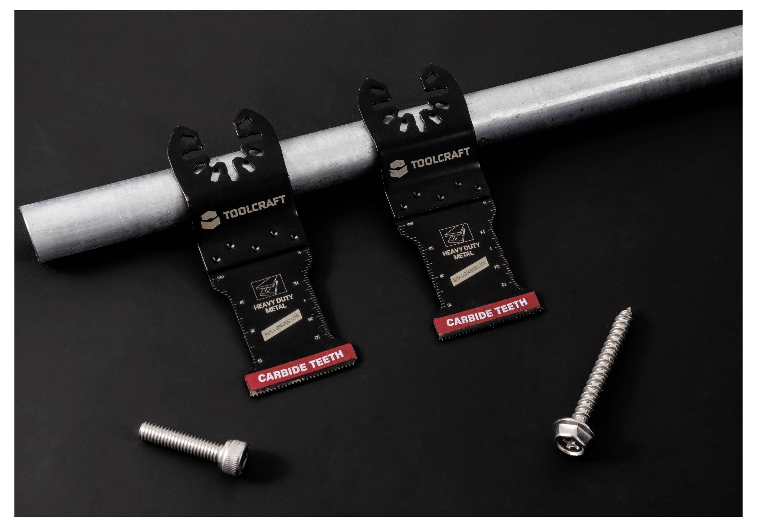 Zwei TOOLCRAFT Sägeblätter mit Hartmetallzähnen neben Metallschrauben und einem Rohr auf schwarzem Hintergrund, die Schneidewerkeuge demonstrieren.