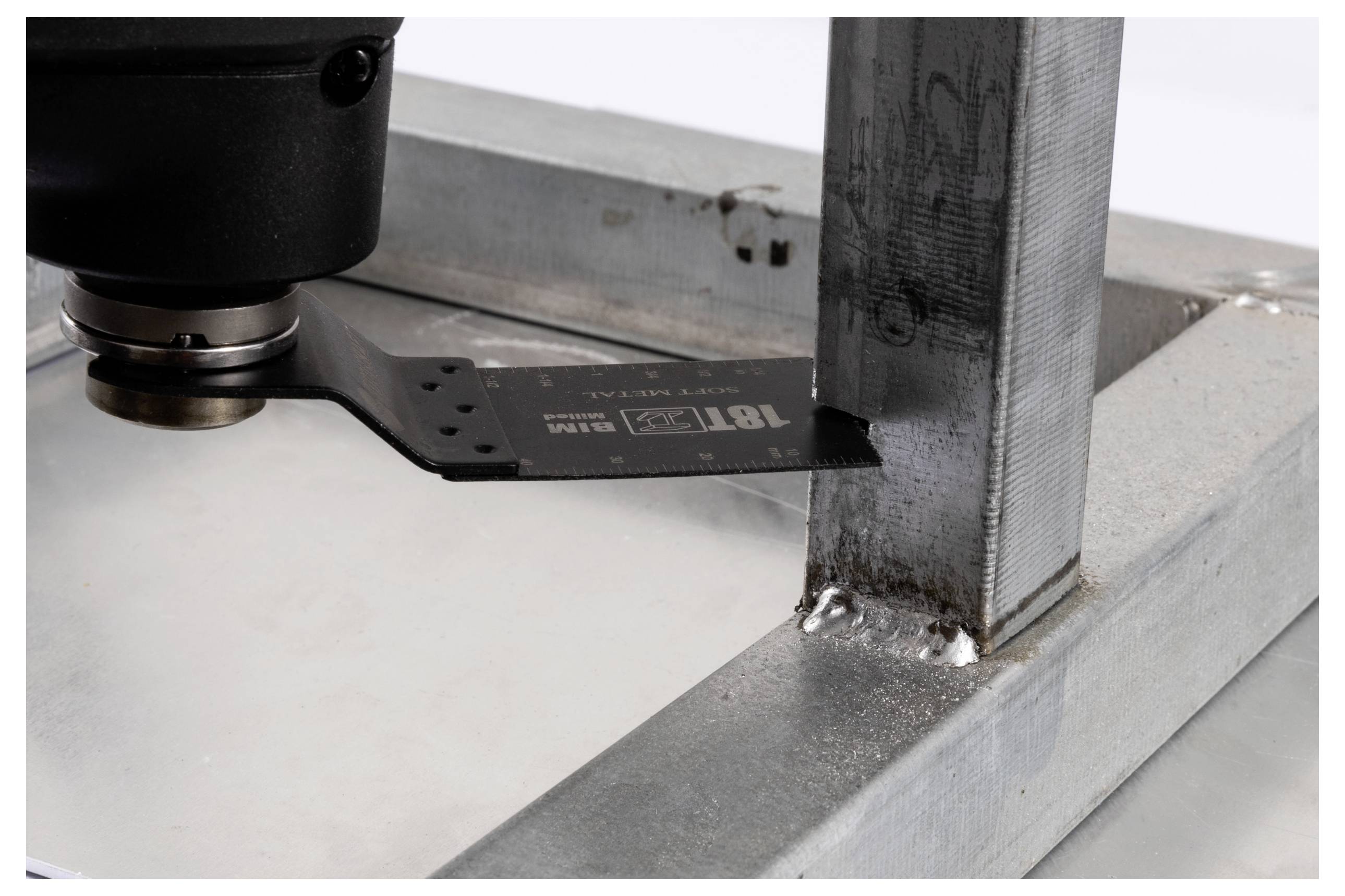 Ein Werkzeug zur Messung der Kehlnahtdicke an einer Metallverbindung, das die korrekte Schweißnahtgröße und Qualitätskontrolle sicherstellt.