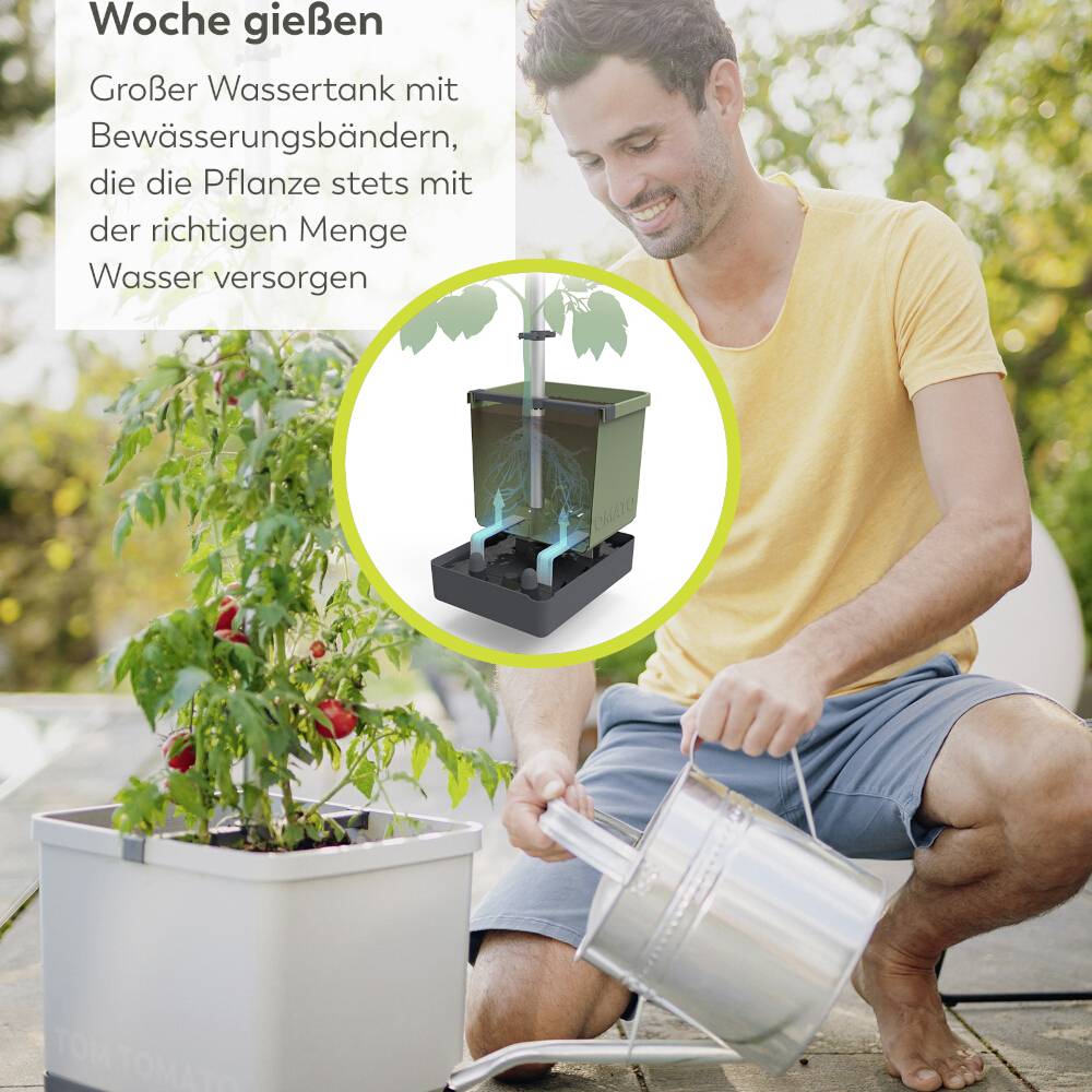 Ein Mann gießt eine Pflanze in einem Topf mit Bewässerungssystem. Text im Bild beschreibt die richtige Menge Wasser für eine Woche.