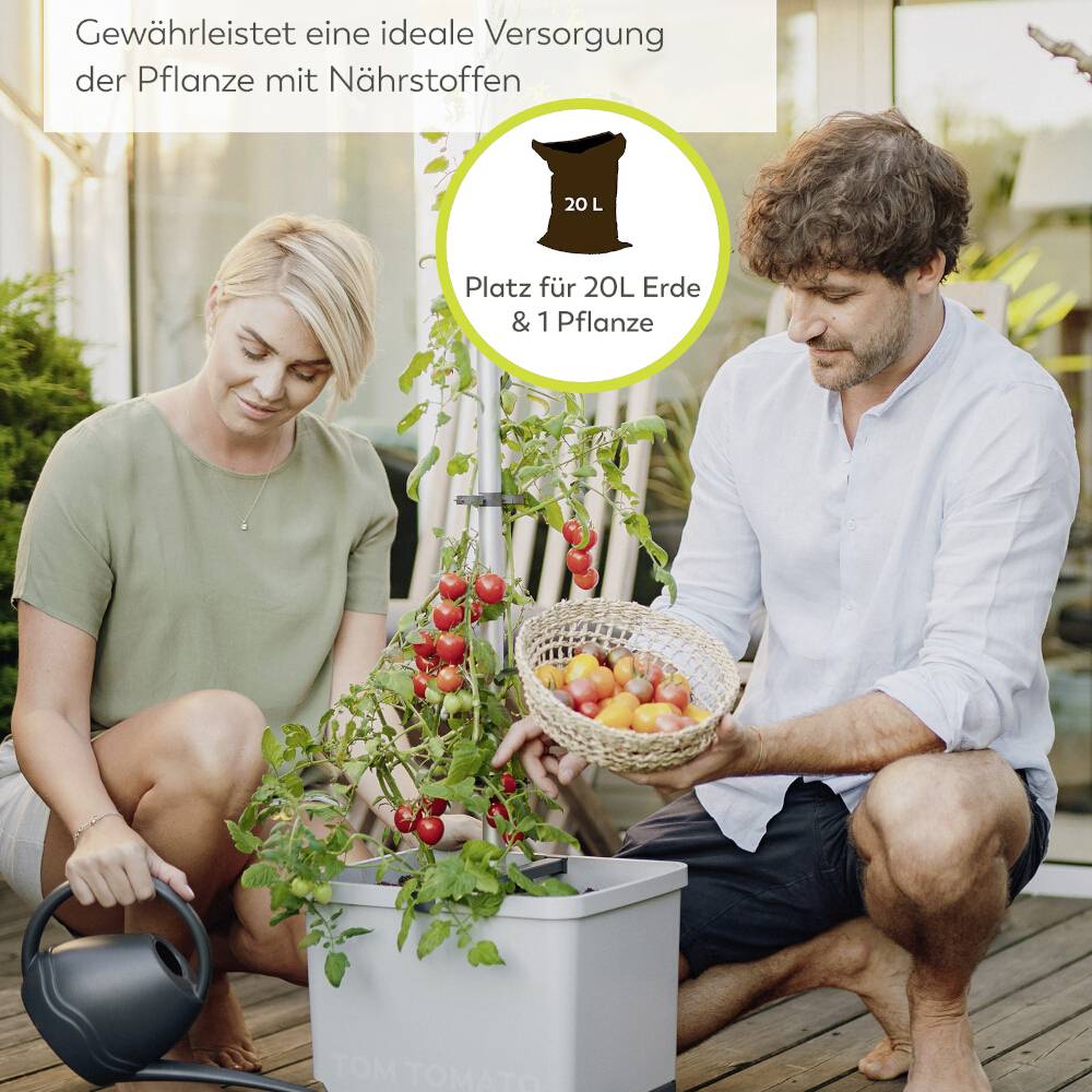 Ein Mann und eine Frau kümmern sich um Tomatenpflanzen in einem Gewächshaus. Ein Text beschreibt die Kapazität eines Pflanzgefäßes.