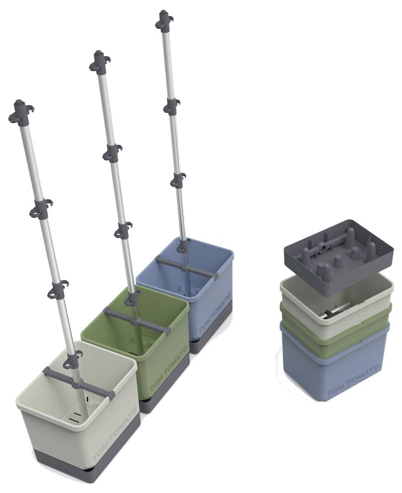 Drei zusammenklappbare Schrubber mit Teleskopstangen stehen in nebeneinander liegenden Eimern; daneben gestapelte, leere Eimer.