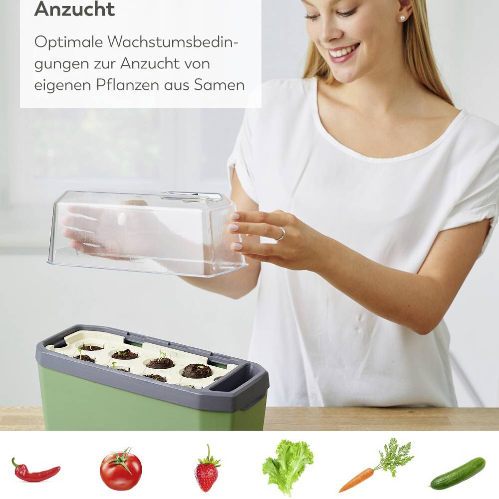 Frau lächelt, hebt eine Abdeckung von einem Pflanzenanzuchtbehälter ab. Unten sind Bilder von Pflanzensorten wie Tomaten, Salat, Karotten.