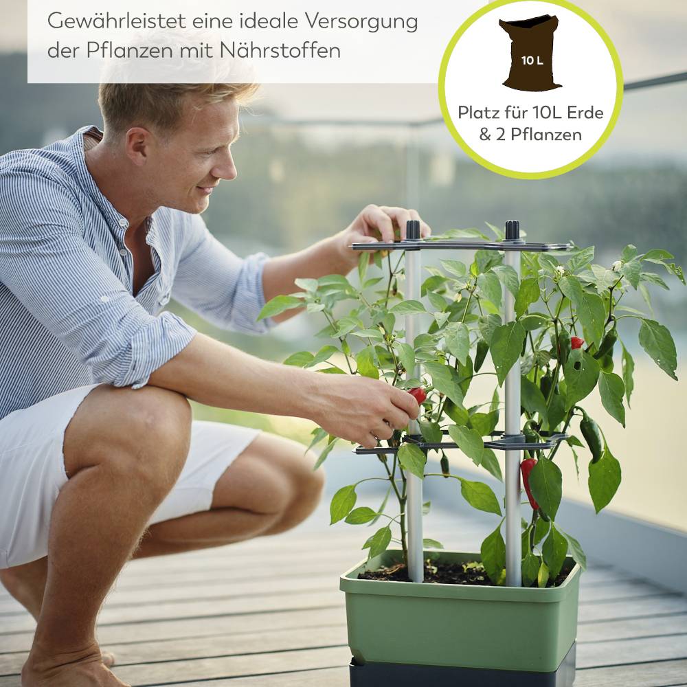 Ein Mann pflegt eine Pflanze in einem Topf mit einem Wasserspeicher-System. Textseite betont die ideale Nährstoffversorgung.