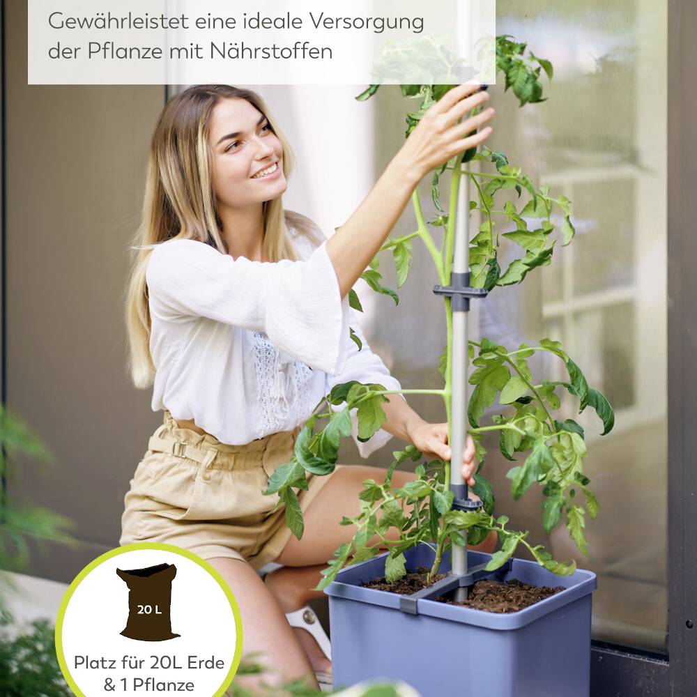 Frau gießt eine Tomatenpflanze in einem Pflanzkübel auf der Terrasse. Text: 'Gewährleistet eine ideale Versorgung der Pflanze mit Nährstoffen.'