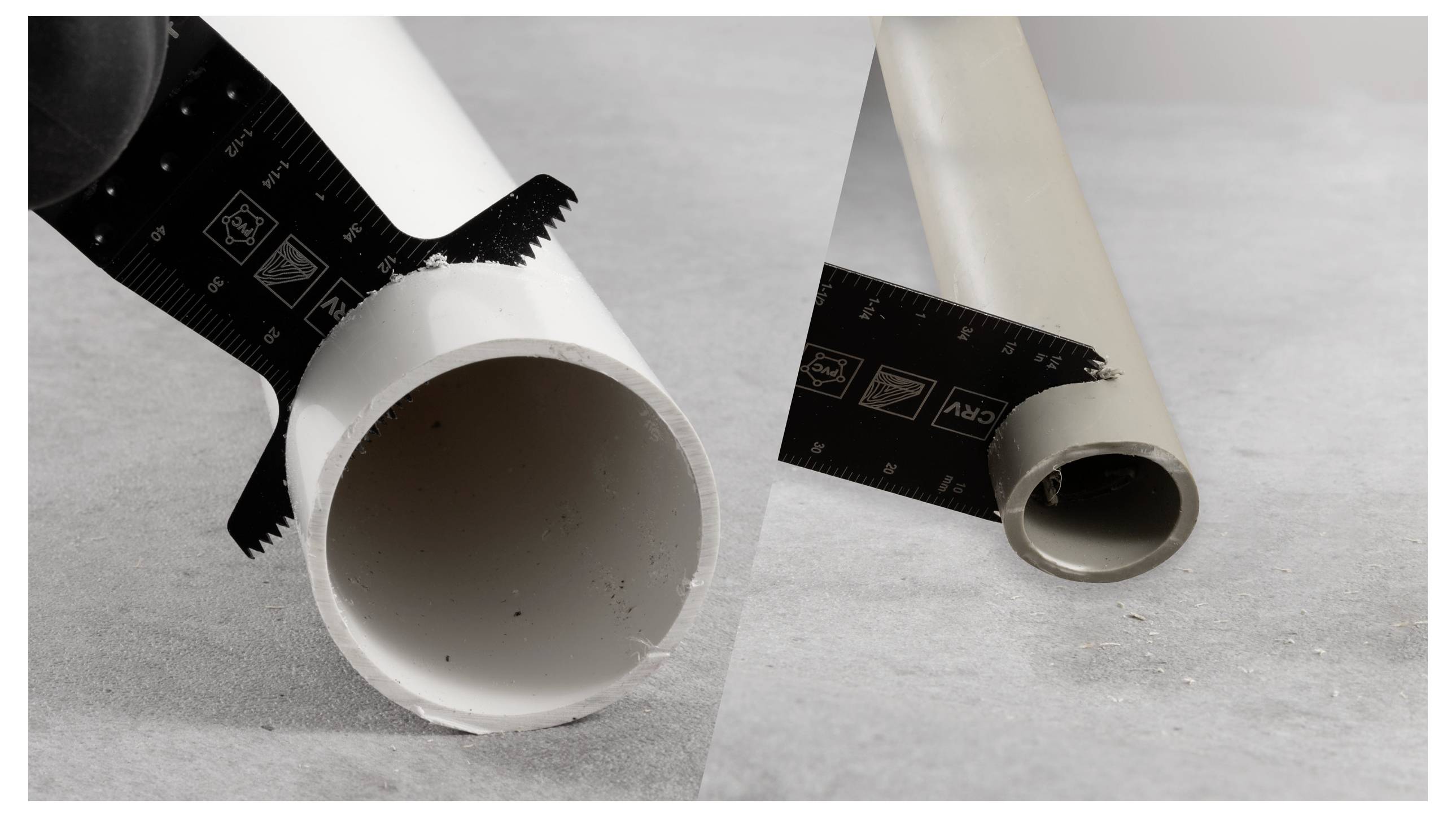 Zwei Rohre wurden mit Linealen vermessen: ein weißes PVC-Rohr und ein graues Rohr. Der Fokus liegt auf präziser Durchmesserbestimmung.