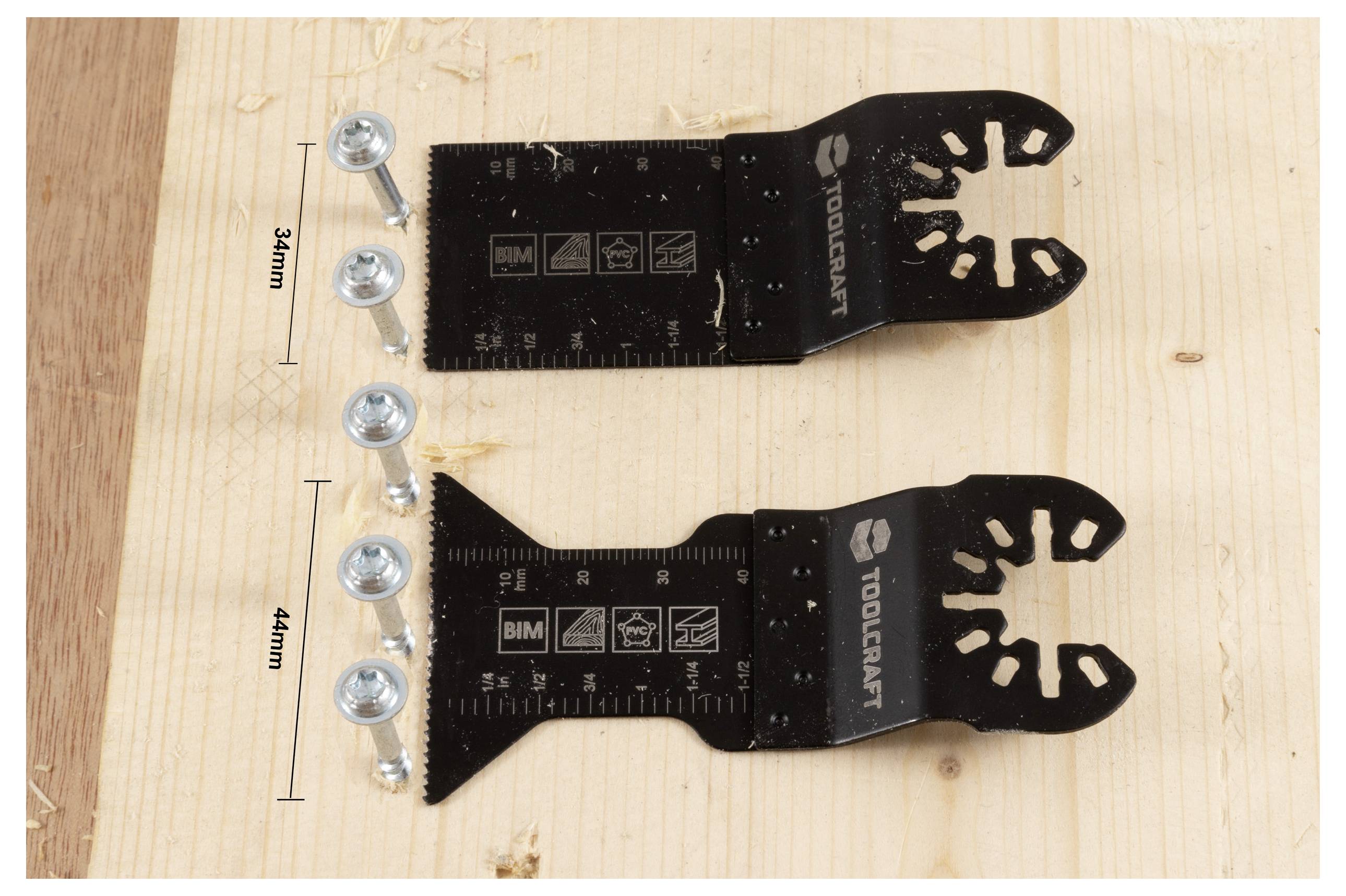 Zwei schwarze Multitool-Sägeblätter auf Holz. Oberes Blatt mit '32mm' beschriftet, unteres mit '44mm'. Fünf silberne Schrauben horizontal links ausgerichtet.