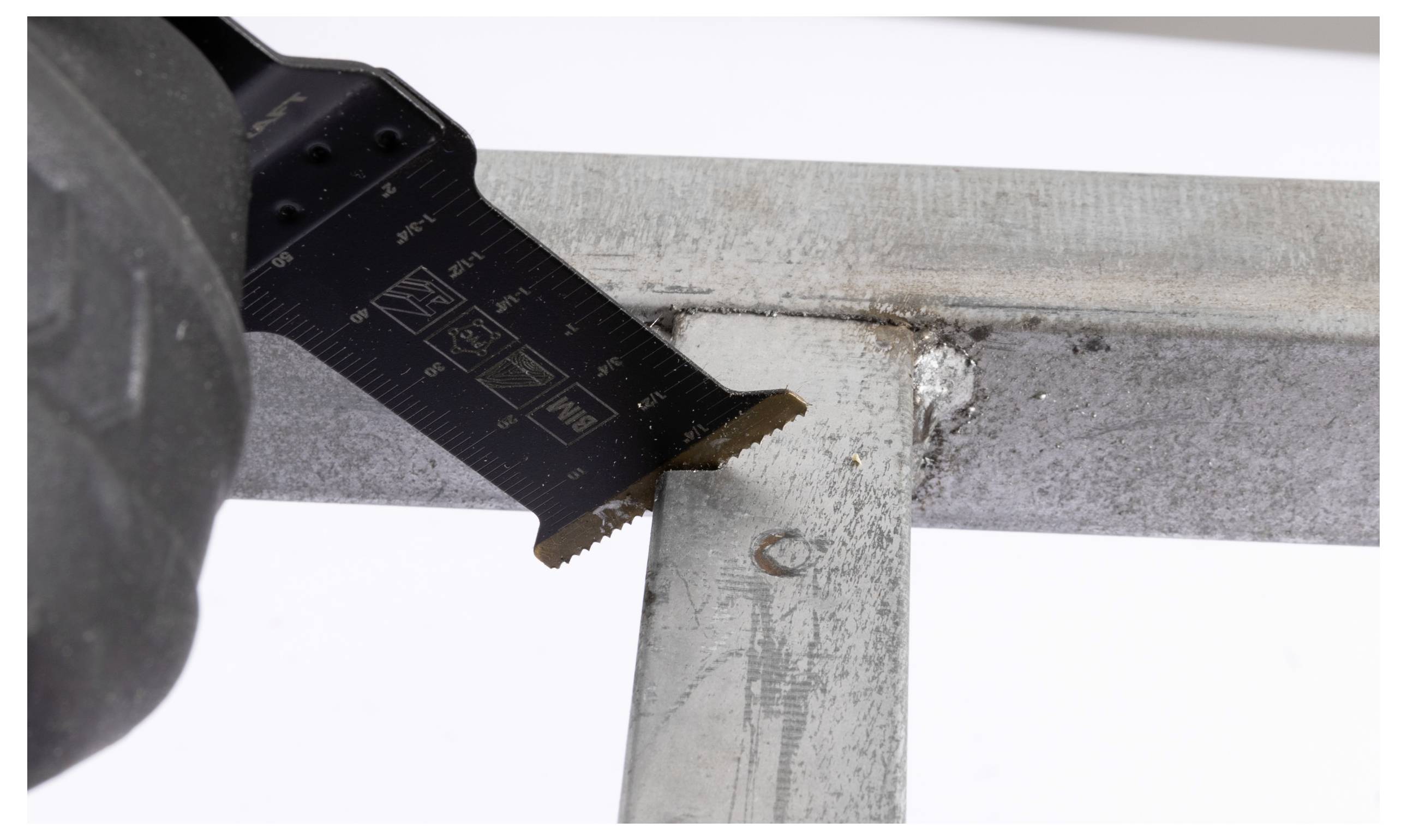 Eine Nahaufnahme eines Sägeblatts, das durch Metall schneidet und dabei Präzision und industrielle Arbeit demonstriert.