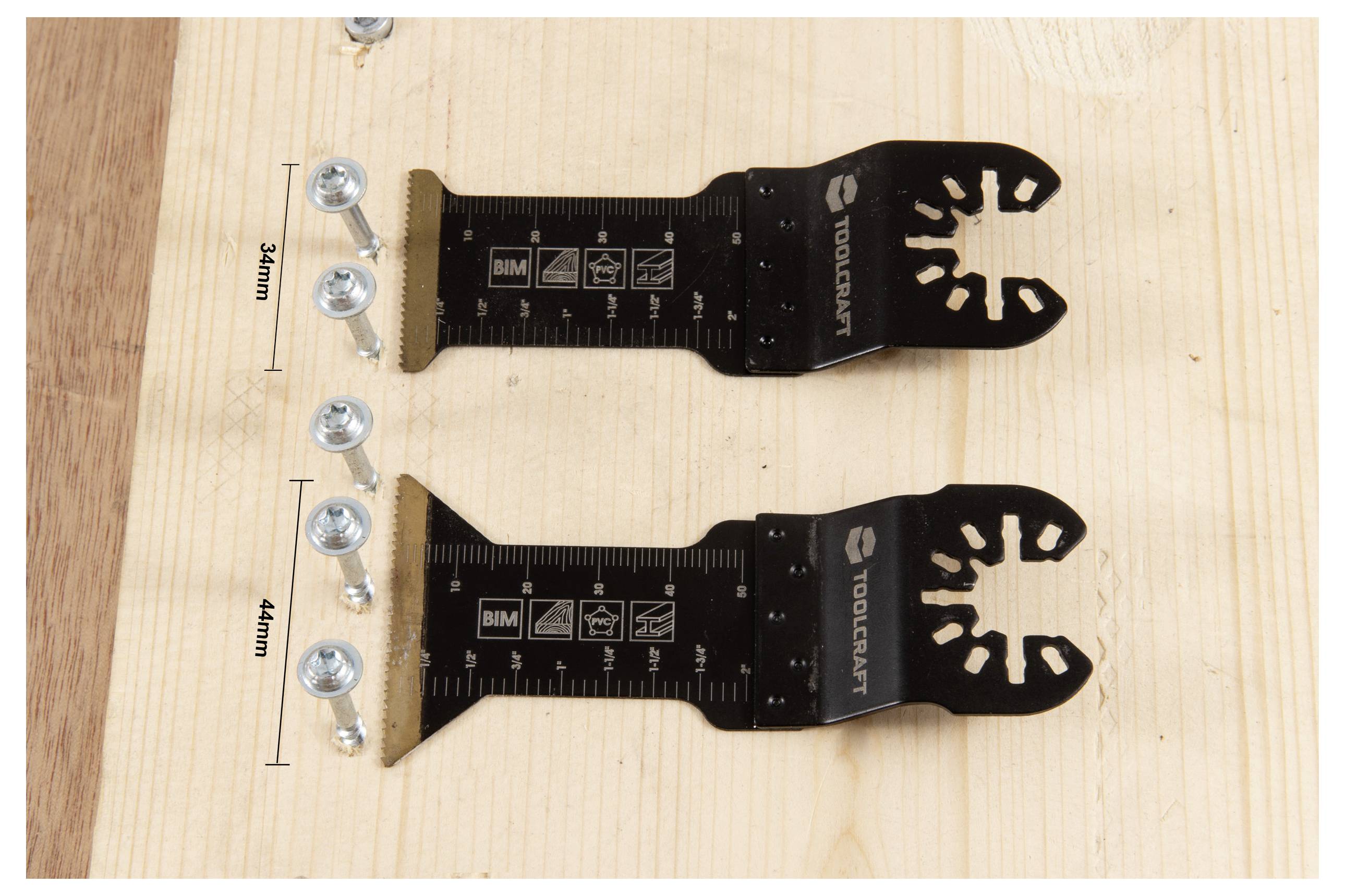 Zwei Sägeblätter mit Maßangaben und Schrauben auf einer Holzoberfläche, die eine Schnittlänge von 40 mm und 34 mm zeigen.