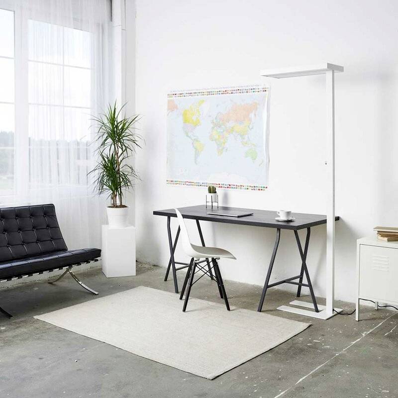 Moderner, minimalistischer Büroraum mit Schreibtisch, Stuhl und Weltkarte an der Wand. Große Fenster sorgen für viel Licht.