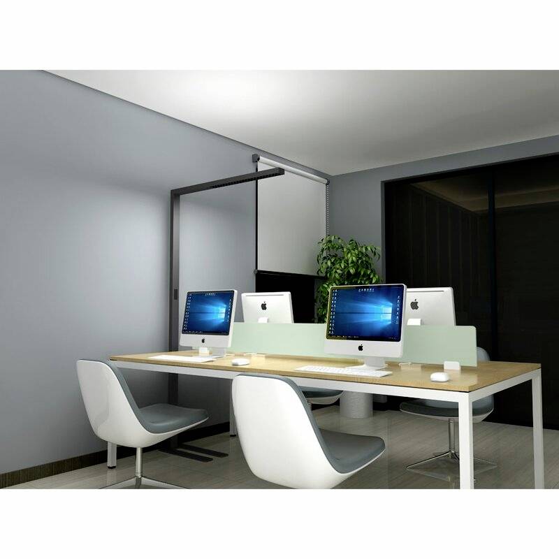 Ein moderner Büroarbeitsplatz mit zwei weißen Computertischen und vier Stühlen. Drei Monitore sind auf den Tischen positioniert.