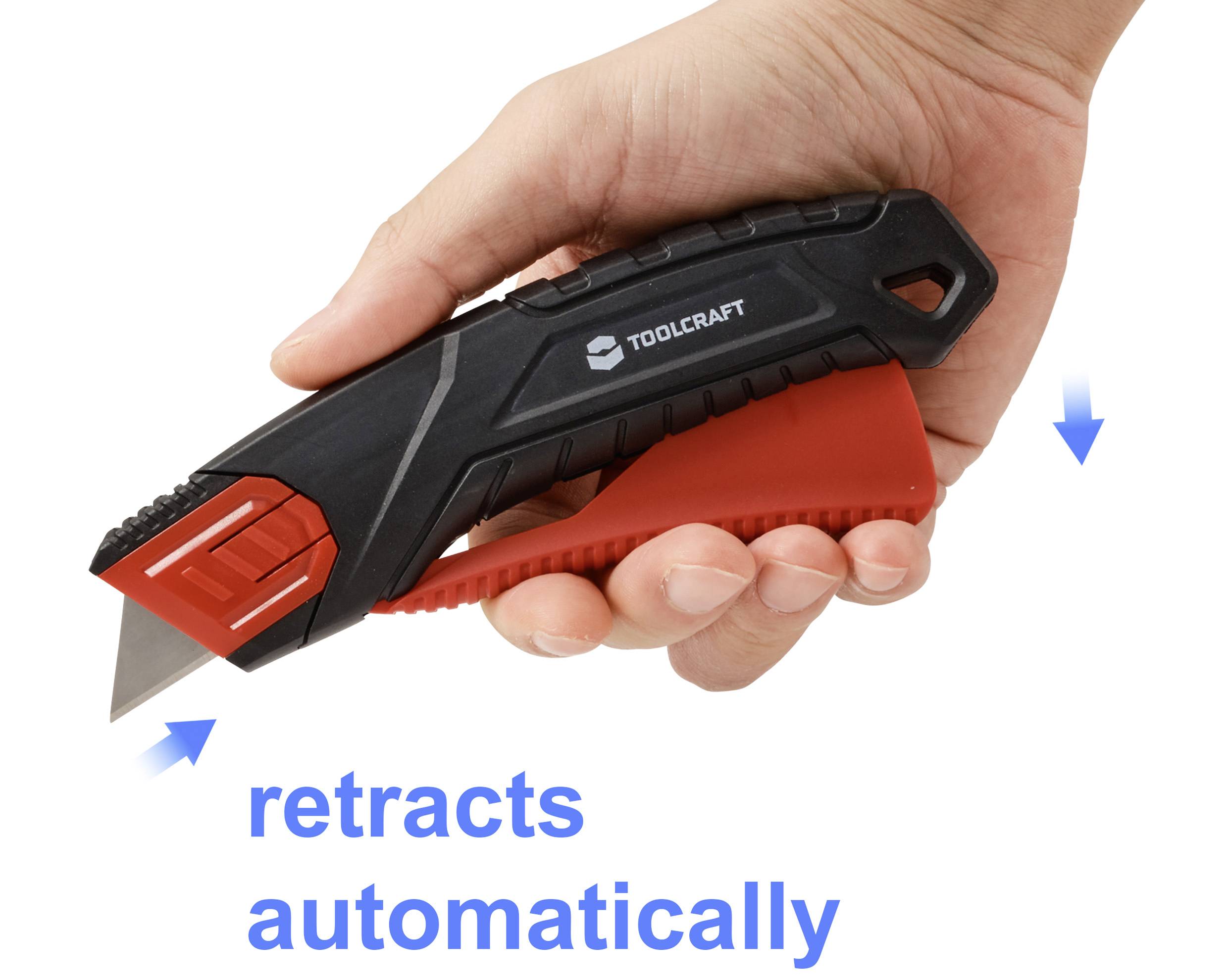 Eine Hand hält ein TOOLCRAFT Einzieh-Utility-Messer mit einem schwarz-roten Griff. Blaue Pfeile zeigen an, dass die Klinge sich automatisch einzieht.