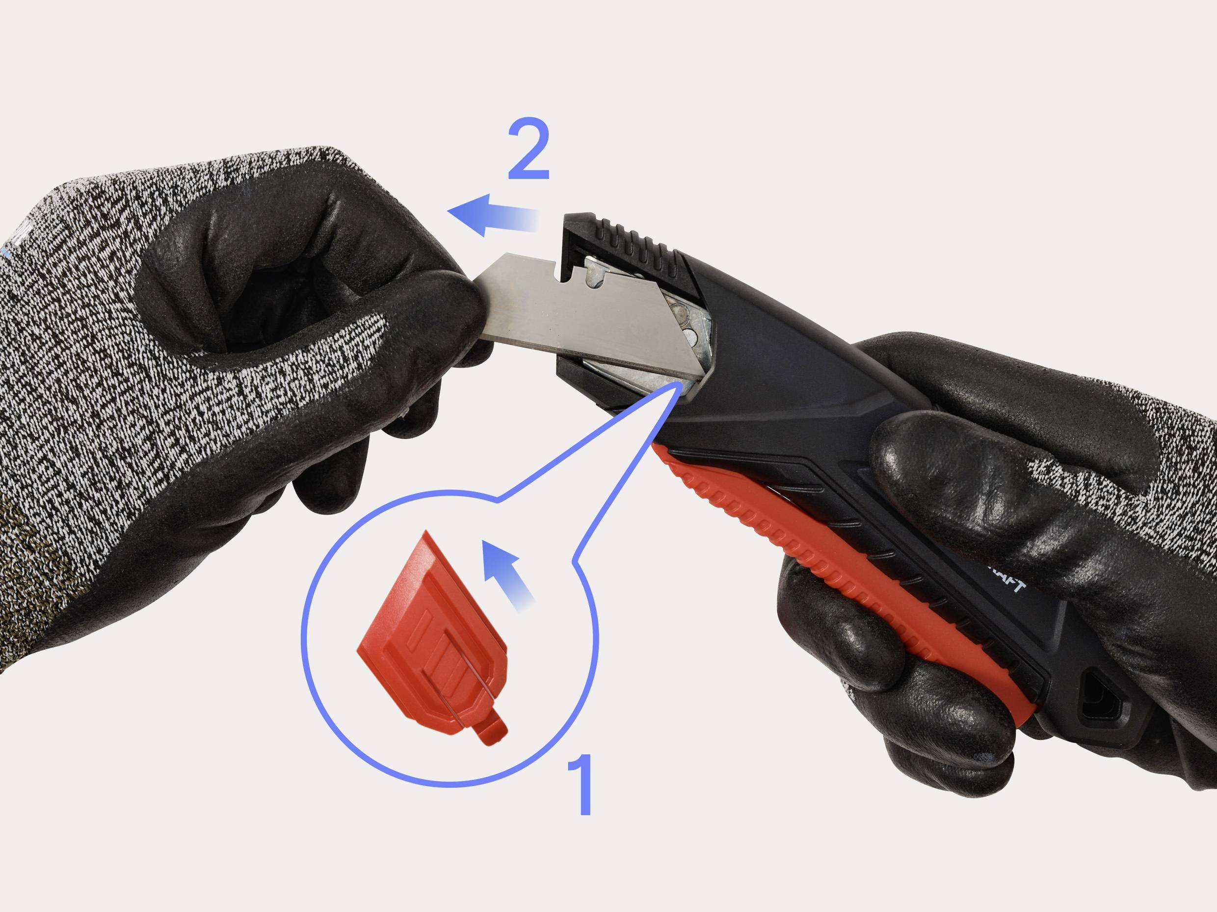 Hände mit Handschuhen beim Wechseln der Klinge eines Universalmessers. Schritt 1, Abdeckung entfernen. Schritt 2, neue Klinge einsetzen.