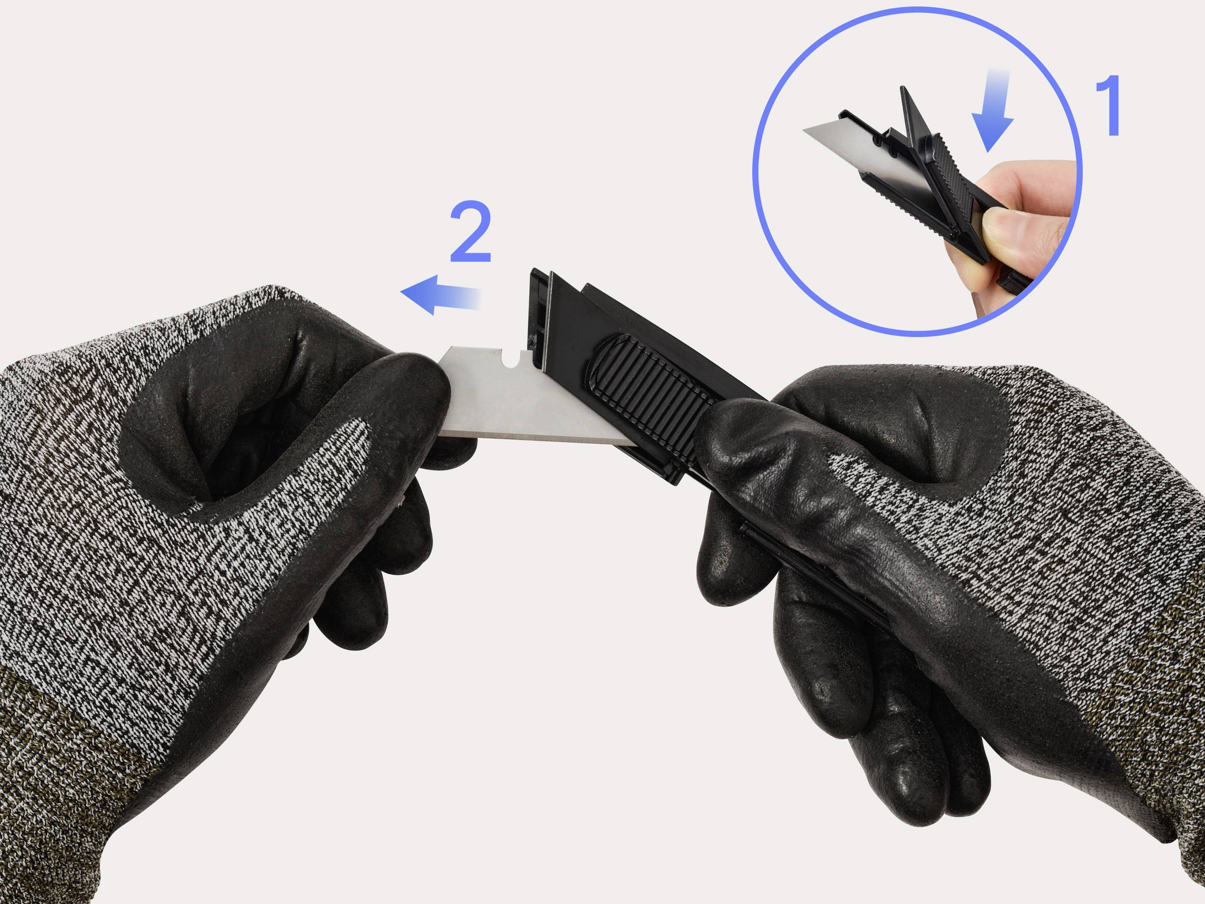 Hände mit Handschuhen zeigen, wie man eine Klinge in einem Sicherheitsmesser austauscht. Schritt 1: Hals öffnen. Schritt 2: Klinge einsetzen. Pfeile zeigen die Richtung an.