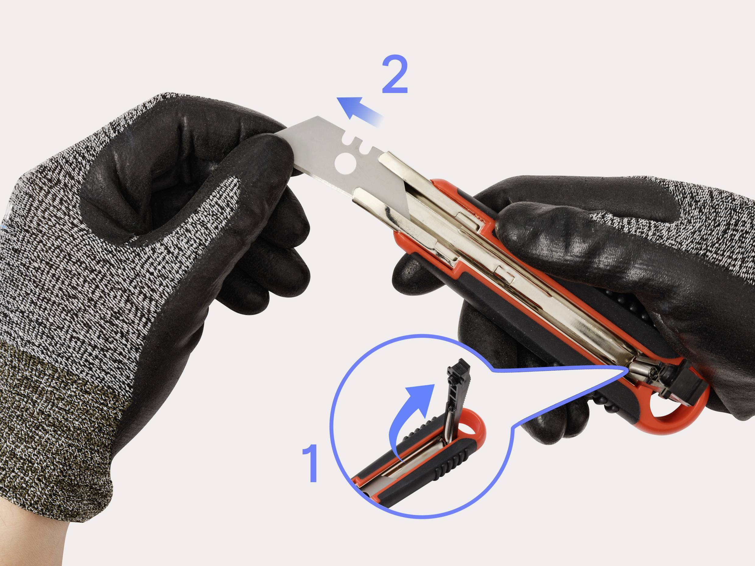 Eine Person mit Handschuhen demonstriert, wie man eine Abbrechklinge austauscht, indem sie den Cutter öffnet und eine neue Klinge gemäß der gezeigten Pfeile einsetzt.