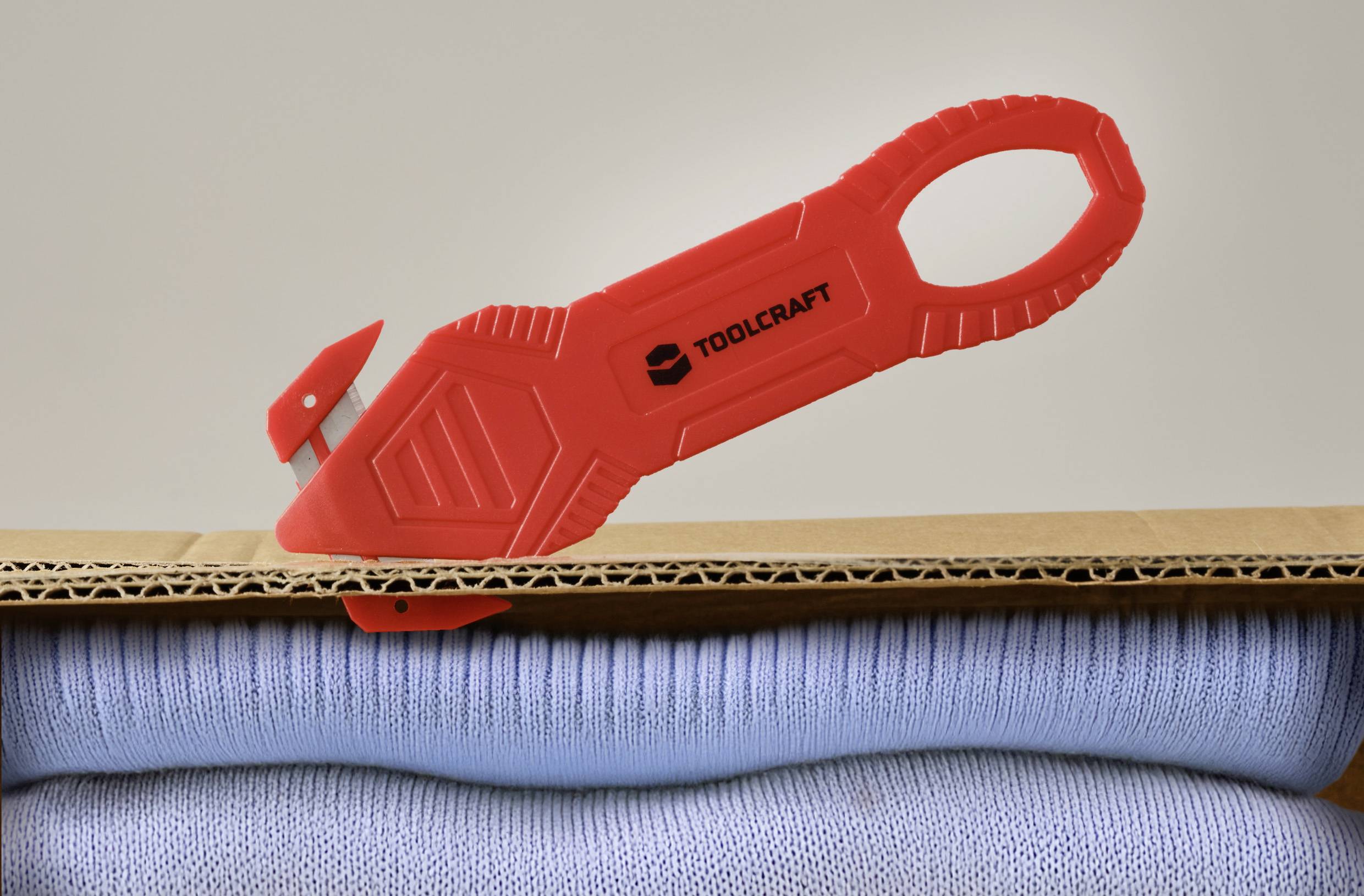 Ein roter Teppichmesser mit der Aufschrift 