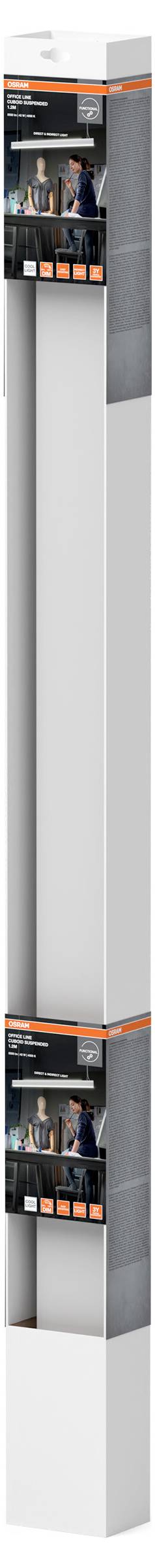 Ein Mann lehnt sich zu einem anderen Mann und spricht, beide tragen Anzug und stehen vor einer digitalen Tafel mit Daten und Grafiken.