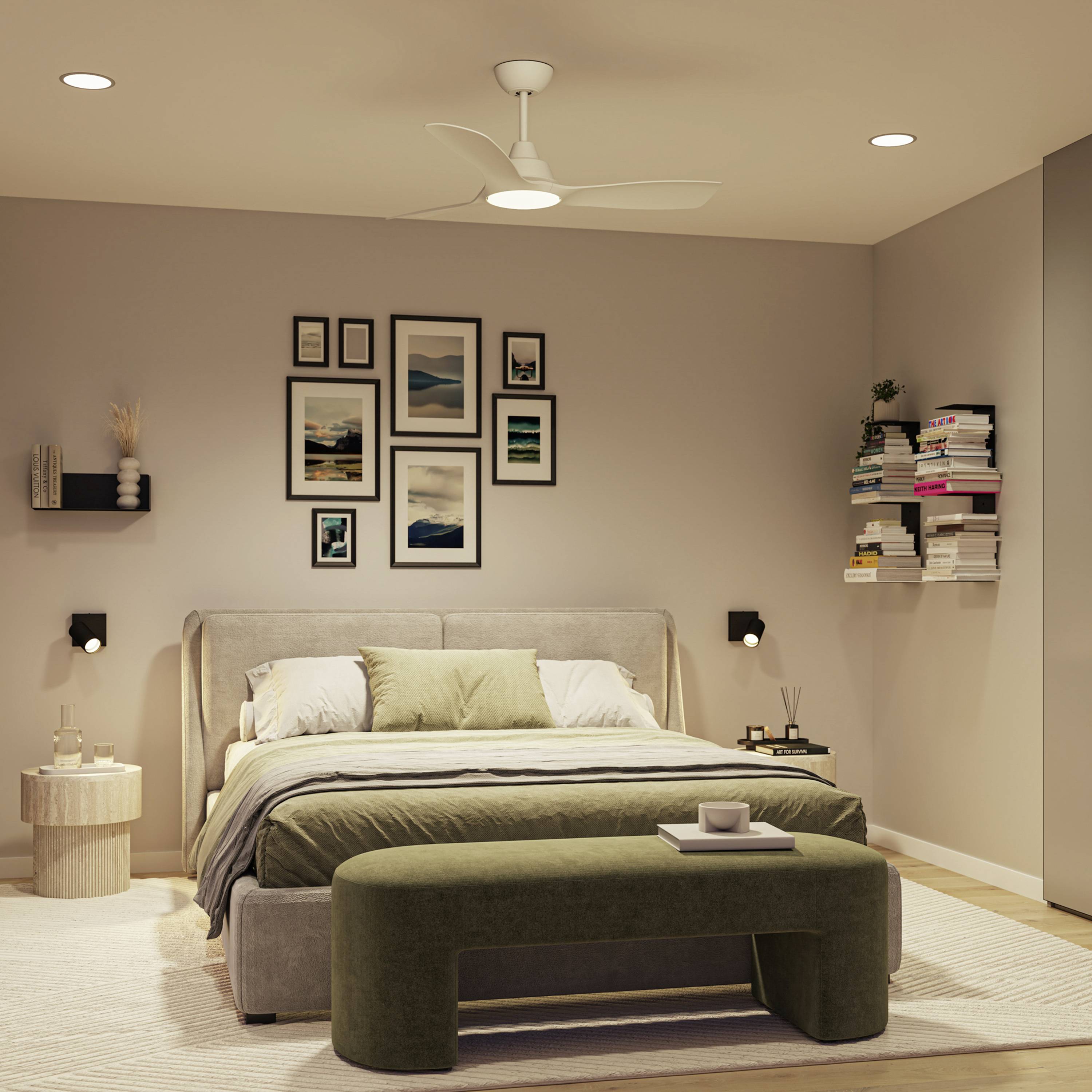 Modernes Schlafzimmer mit grauem Bett, umgeben von Nachttischen, Büchern und Wandkunst. Helle, neutrale Farben dominieren den Raum.