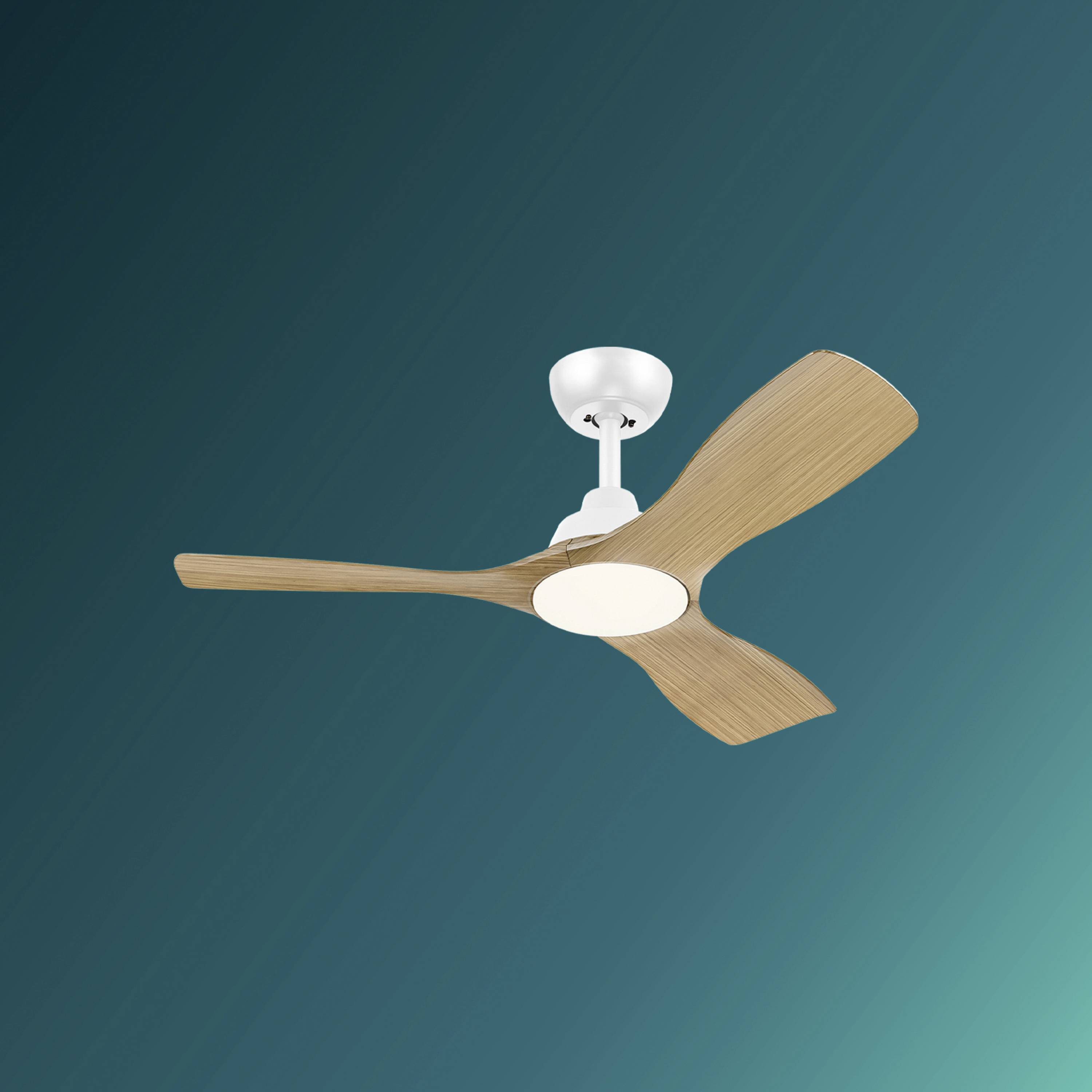 Ein moderner Deckenventilator mit drei hölzernen Flügeln vor einem diagonalen, blau-grünen Hintergrund.