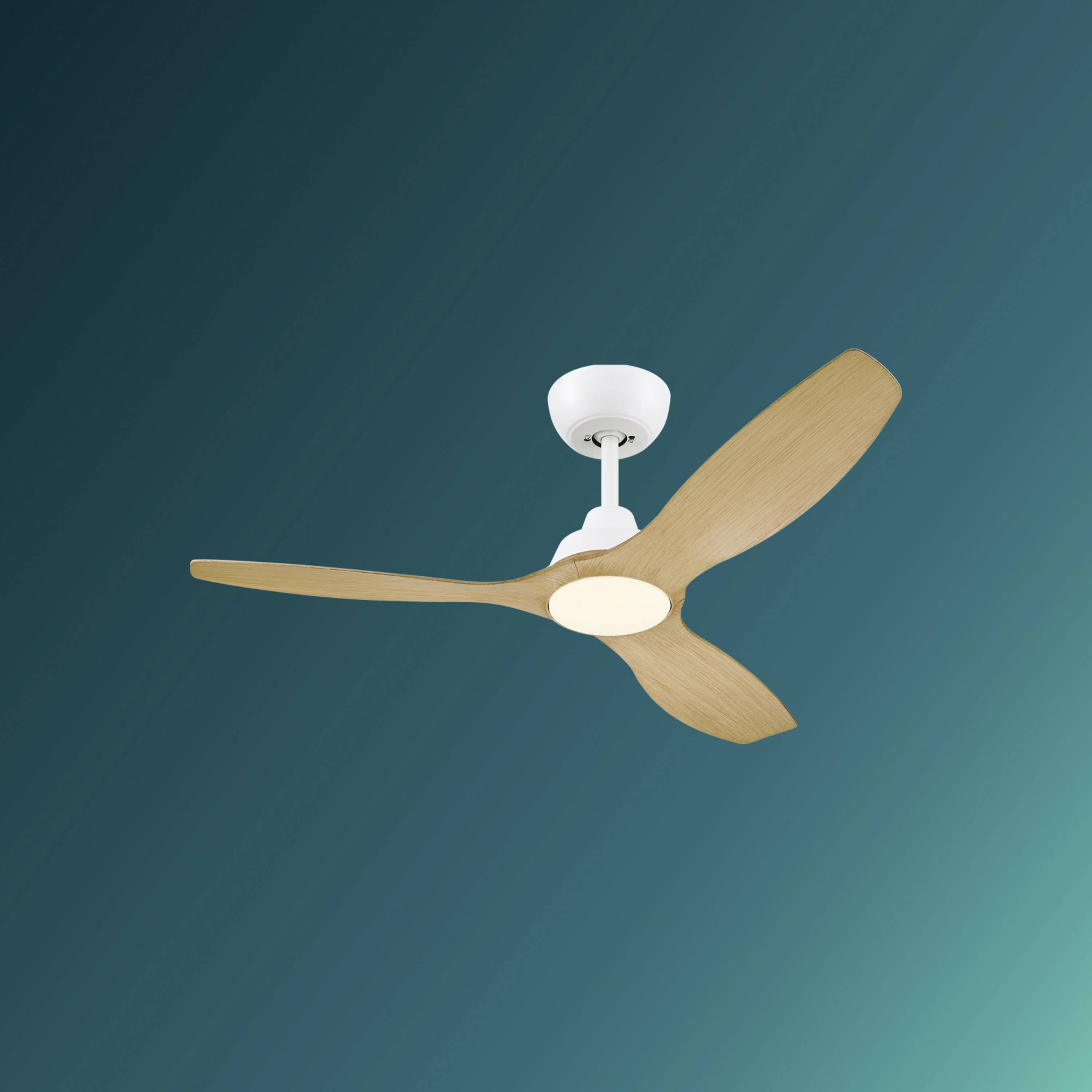 Ein moderner Deckenventilator mit drei holzfarbenen Flügeln gegen einen grünen Hintergrund. Ideal für stilvolle Raumkühlung.