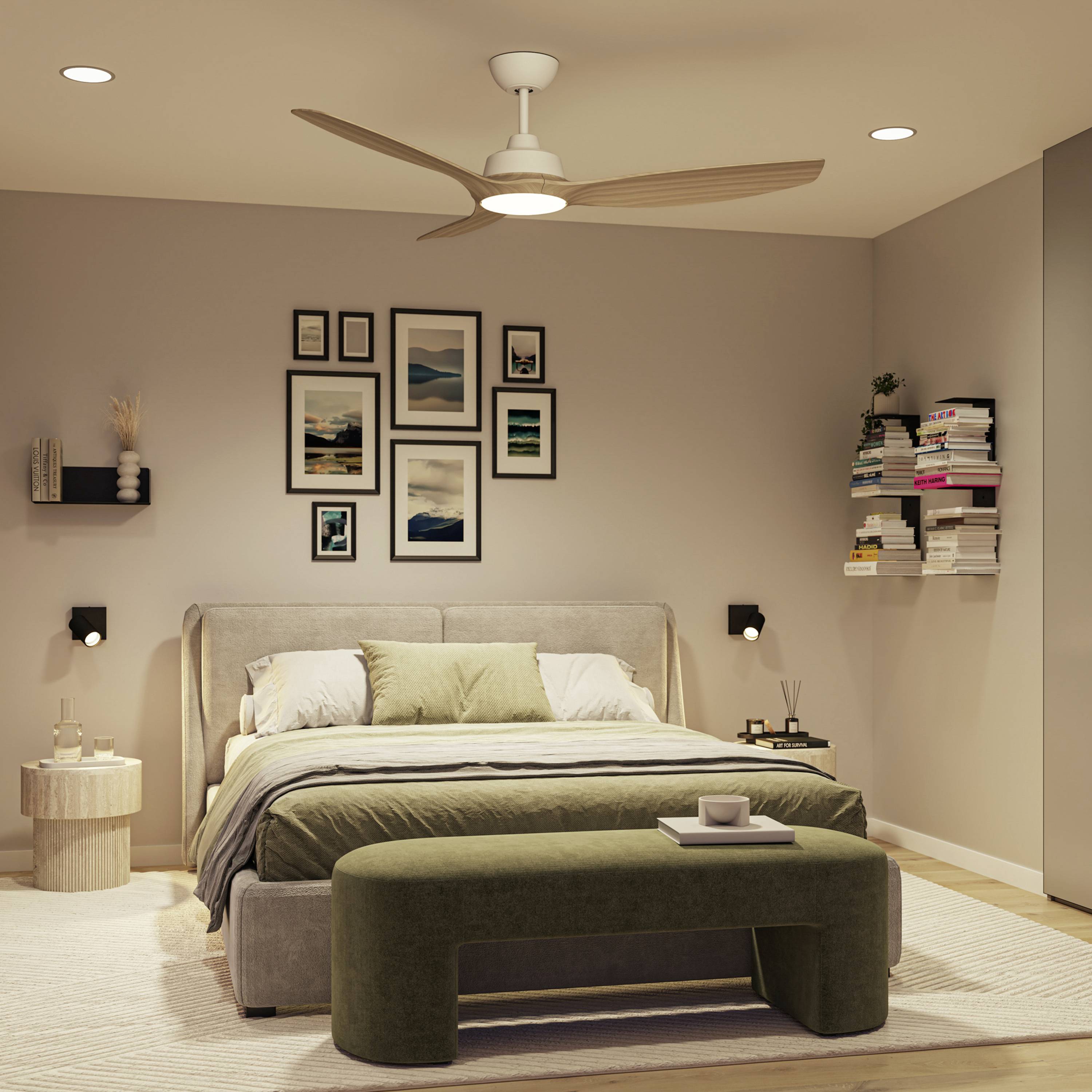 Ein Schlafzimmer mit modernen Dekorationen: ein Bett mit grüner Decke, Bilder an der Wand, ein Deckenventilator, und Regale mit Büchern.