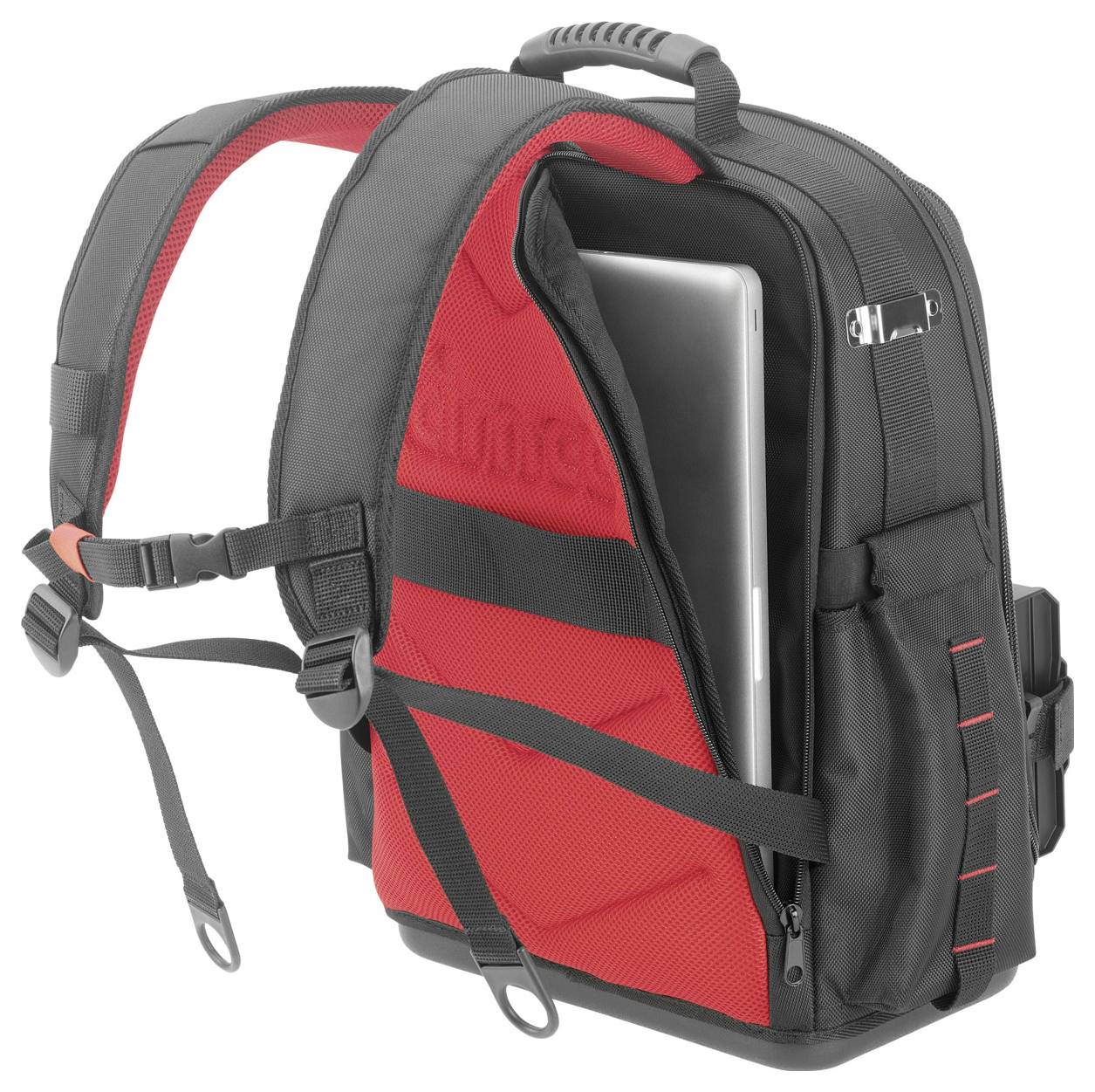 Ein schwarz-roter Rucksack mit einem Laptop-Fach. Der Laptop ragt oben heraus. Der Rucksack hat verstellbare Schultergurte.