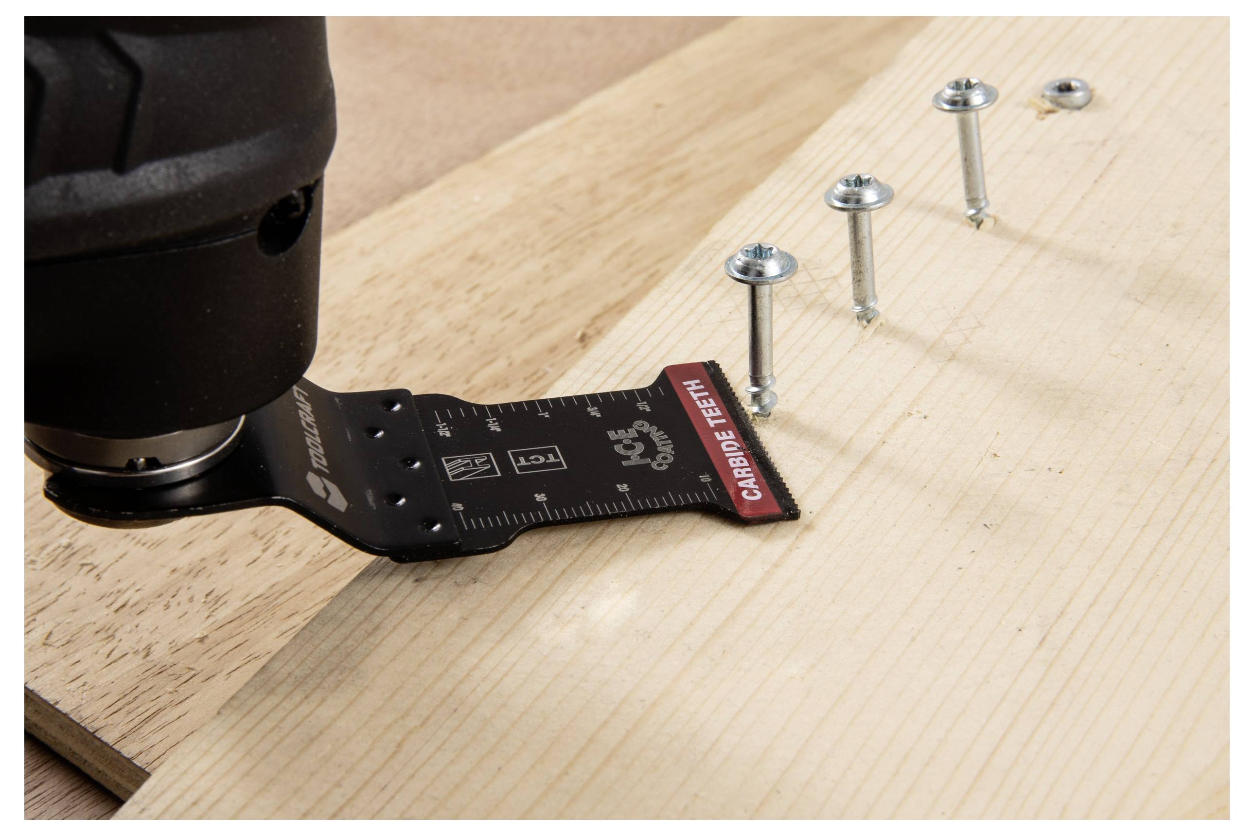 Eine Kreissäge, die ein Holzstück durchschneidet, wobei Schrauben in der Nähe auf einer Holzoberfläche ausgerichtet sind.