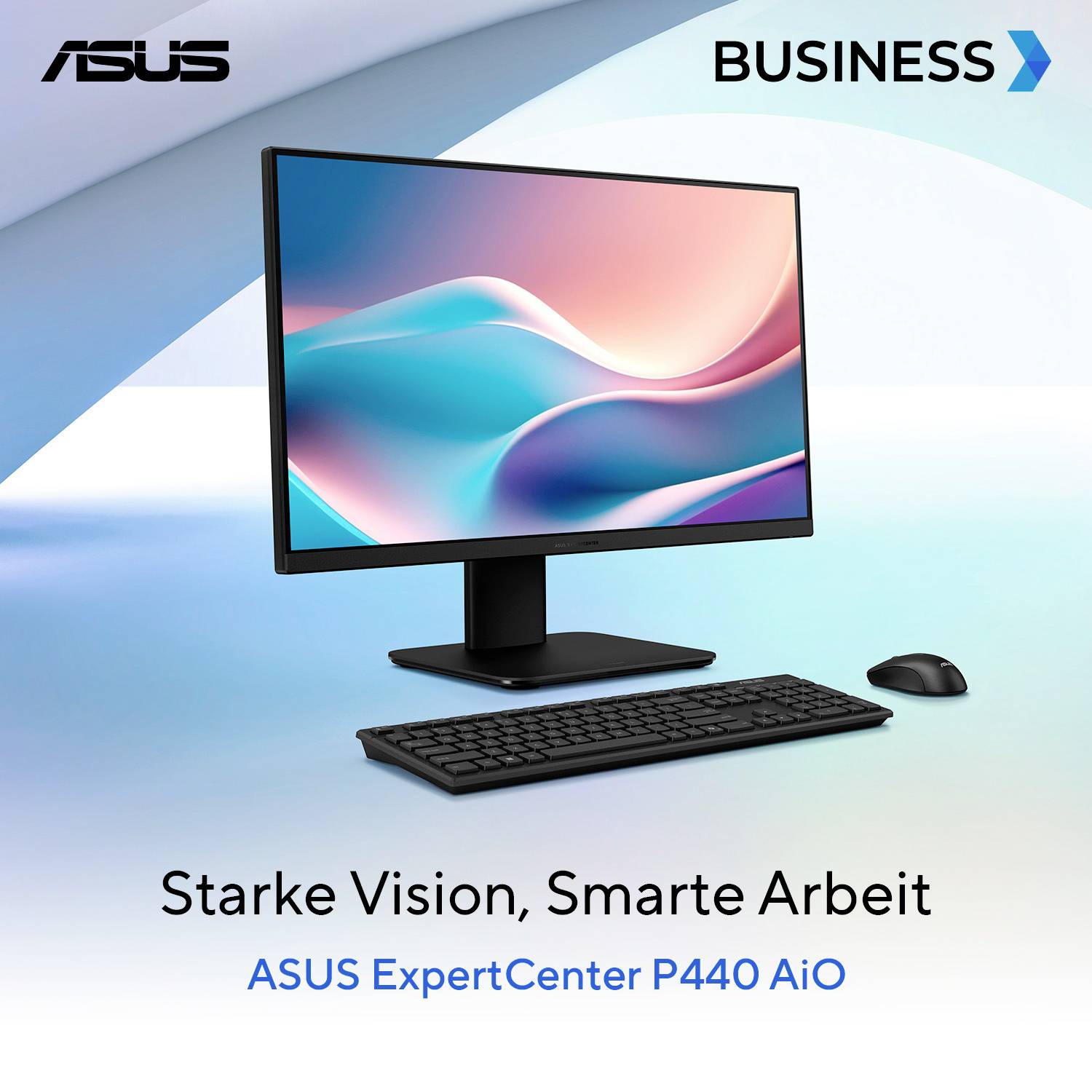 Eine Computereinrichtung mit dem ASUS ExpertCenter P440 AiO, ausgestattet mit einem schlanken Monitor, Tastatur und Maus. Text liest sich: „Starke Vision, Smarte Arbeit