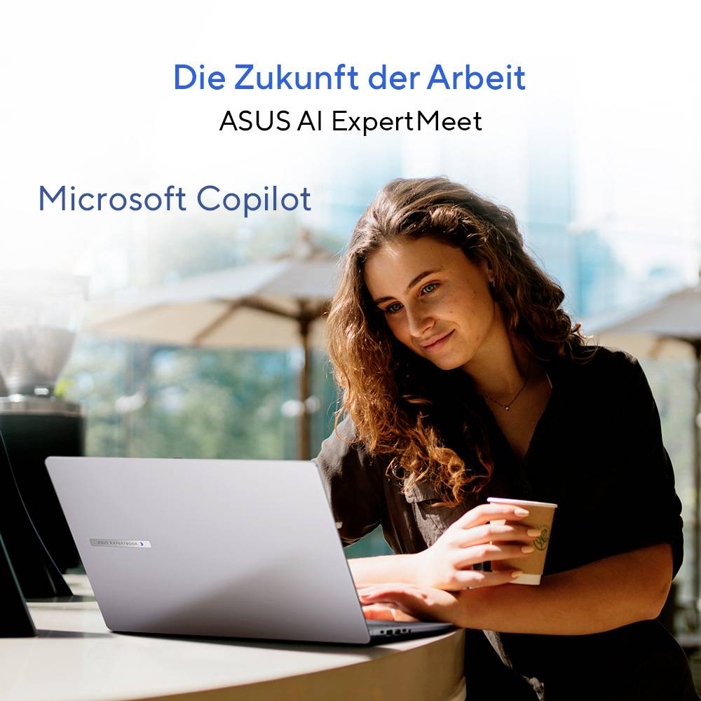 Eine Frau, die eine Kaffeetasse hält, blickt auf einen Laptop. Text lautet: 'Die Zukunft der Arbeit' und 'ASUS AI ExpertMeet. Microsoft Copilot.'