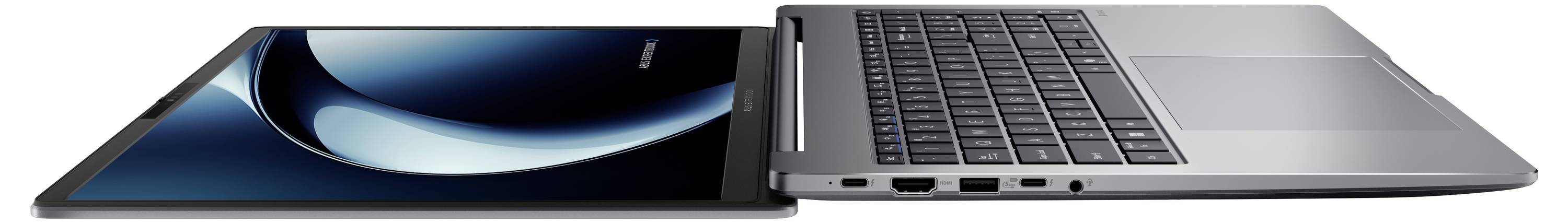 Ein schlanker, silberner Laptop, halb geöffnet und mit einem modernen Design versehen, der einen reflektierenden Bildschirm zeigt, und der auf einem weißen Hintergrund positioniert ist.